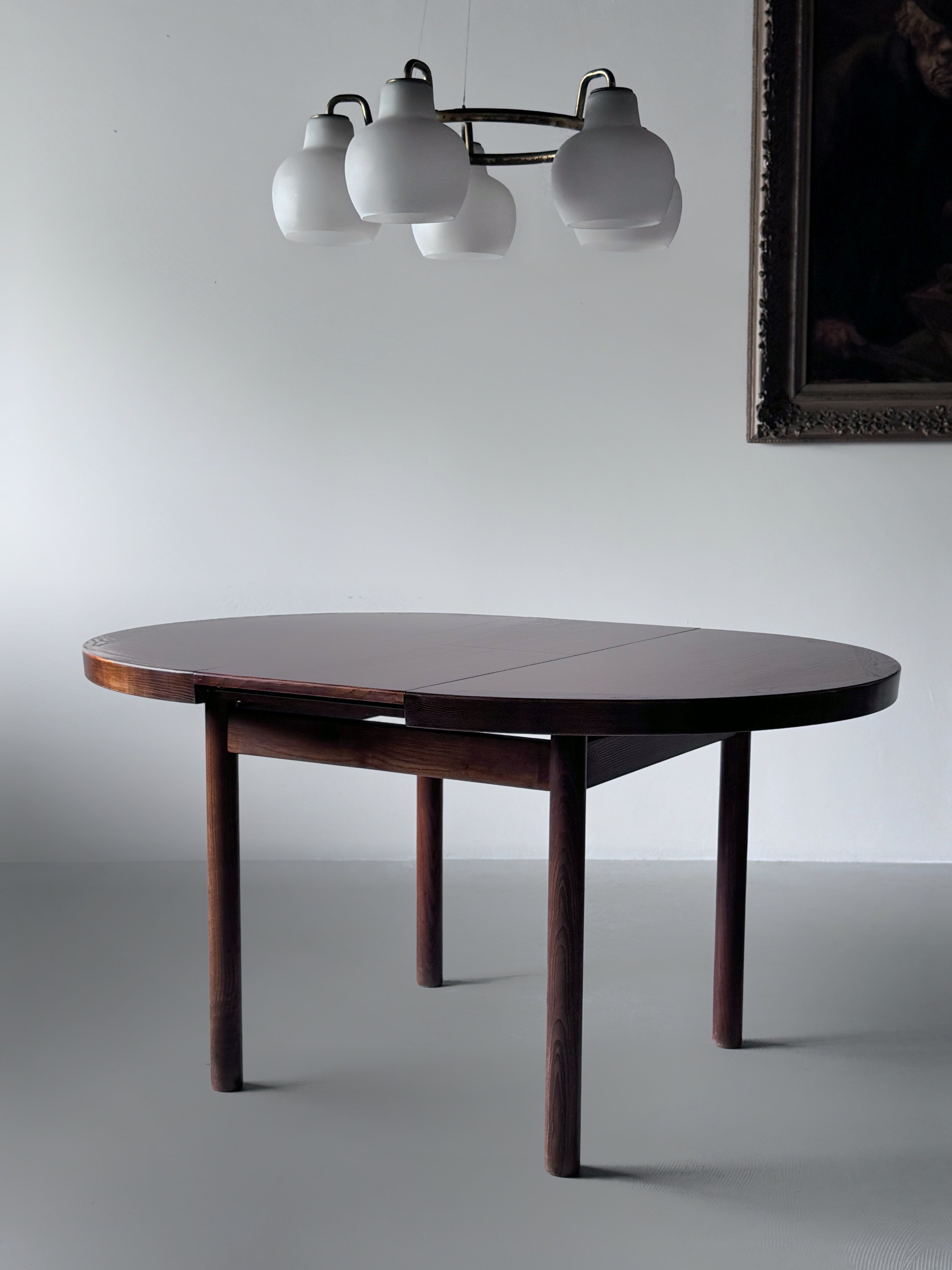 Dordogne model round table by Robert Sentou