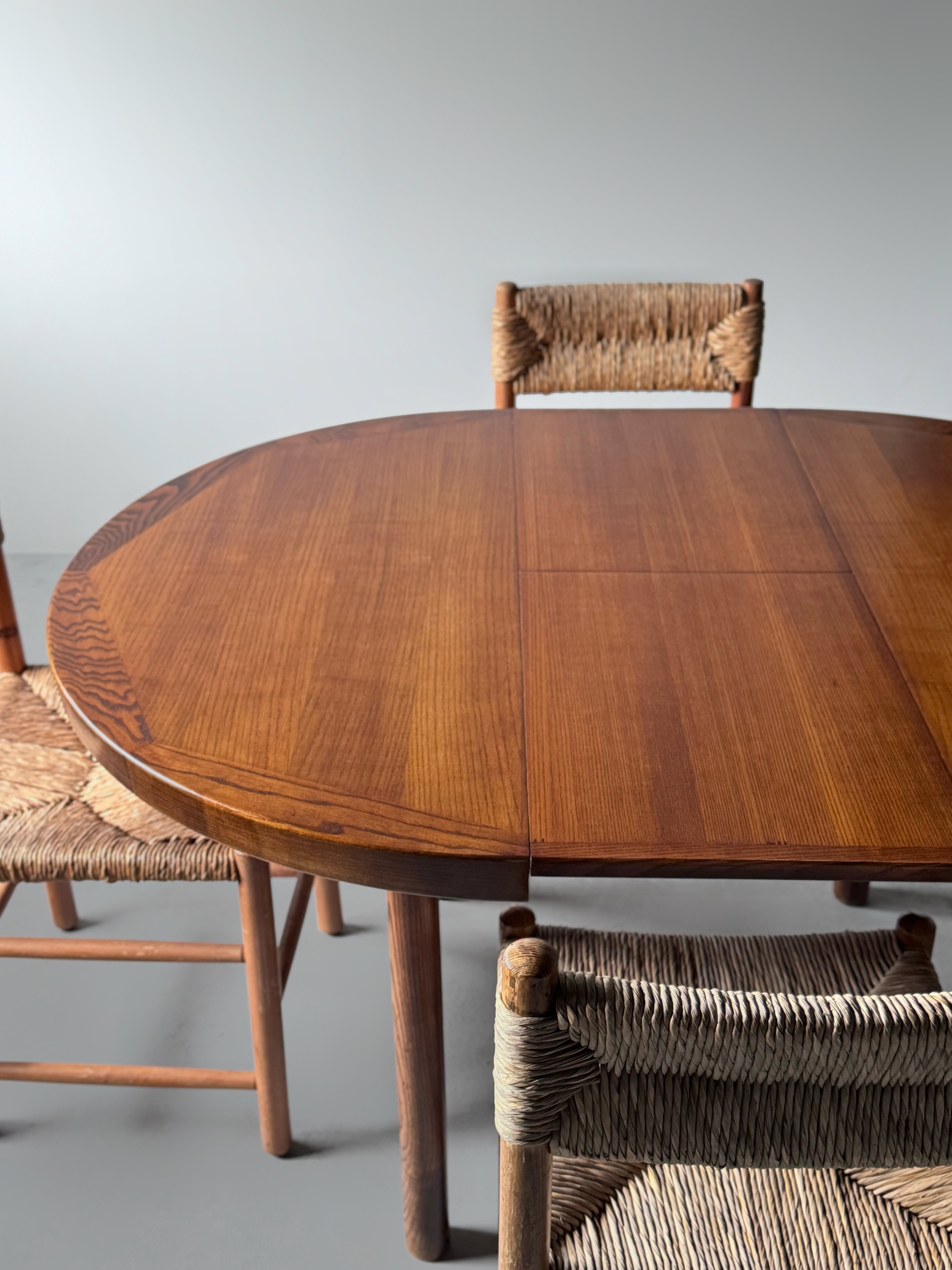 Dordogne model round table by Robert Sentou