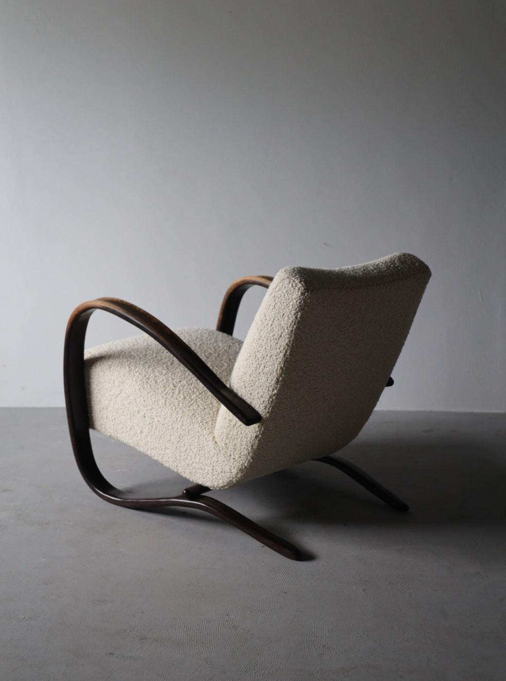 H269 lounge chair by Jindřich Halabala