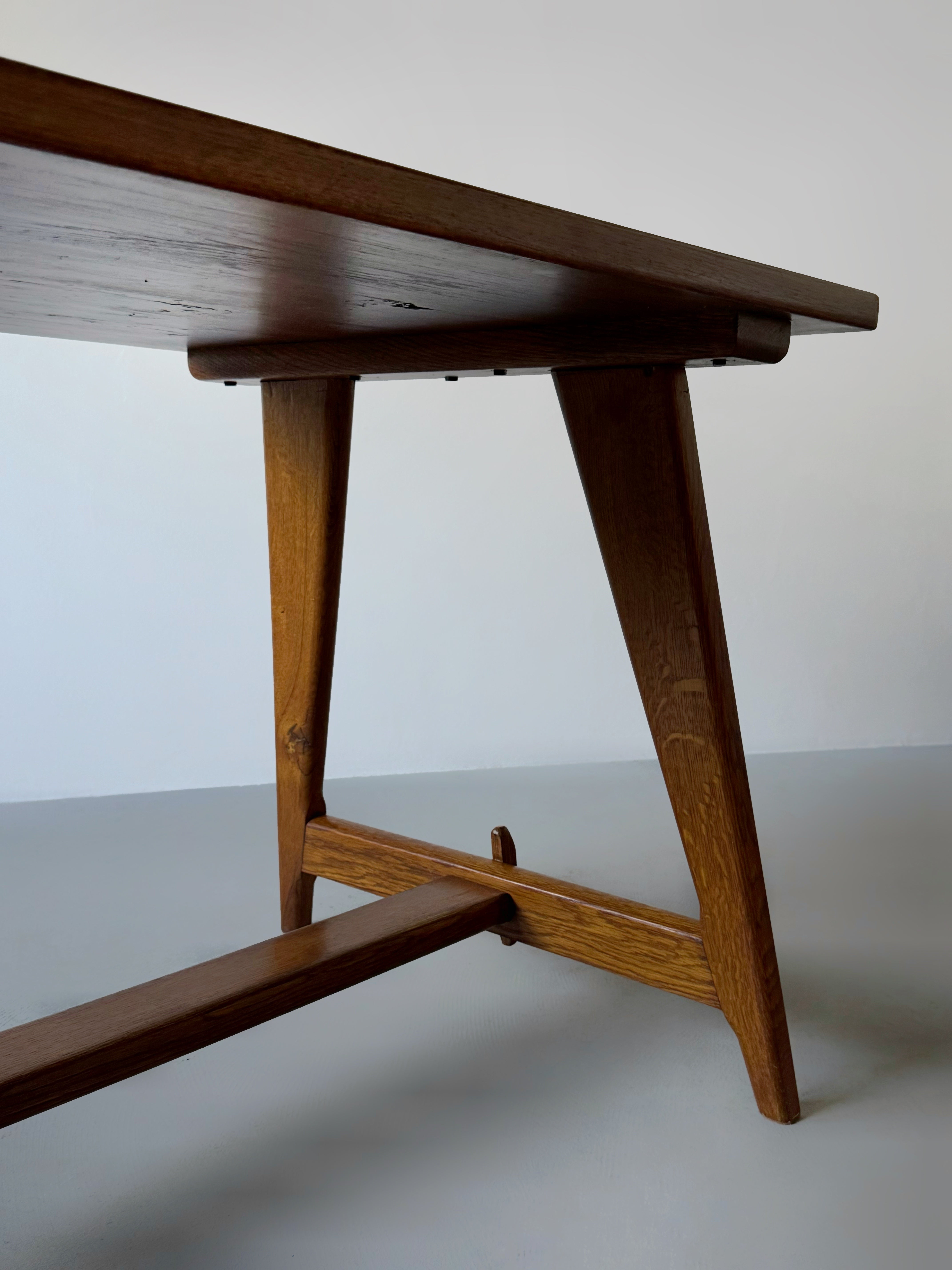 The table/desk is in solid oak, France 1950. traditional hand making.