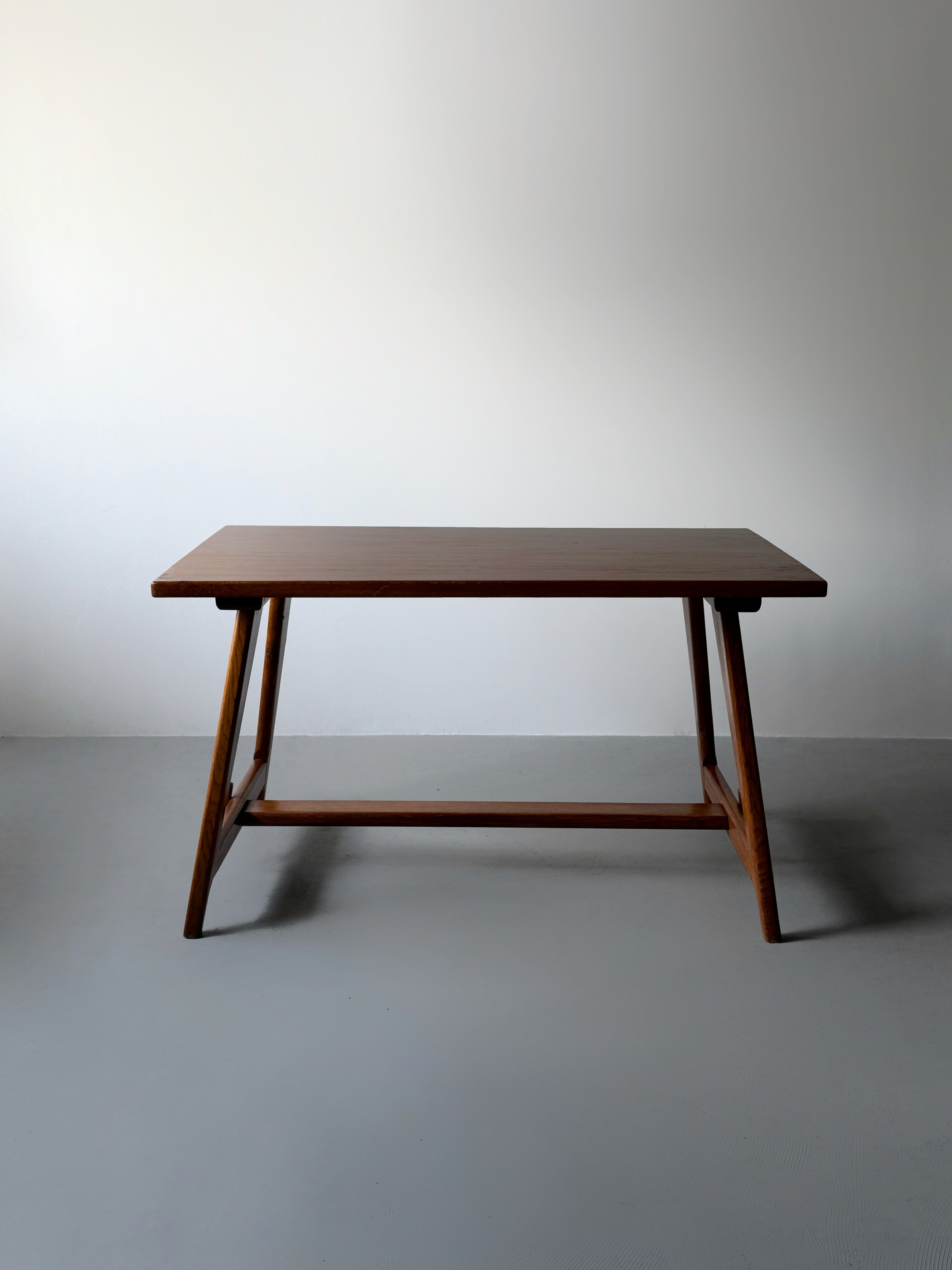 The table/desk is in solid oak, France 1950. traditional hand making.