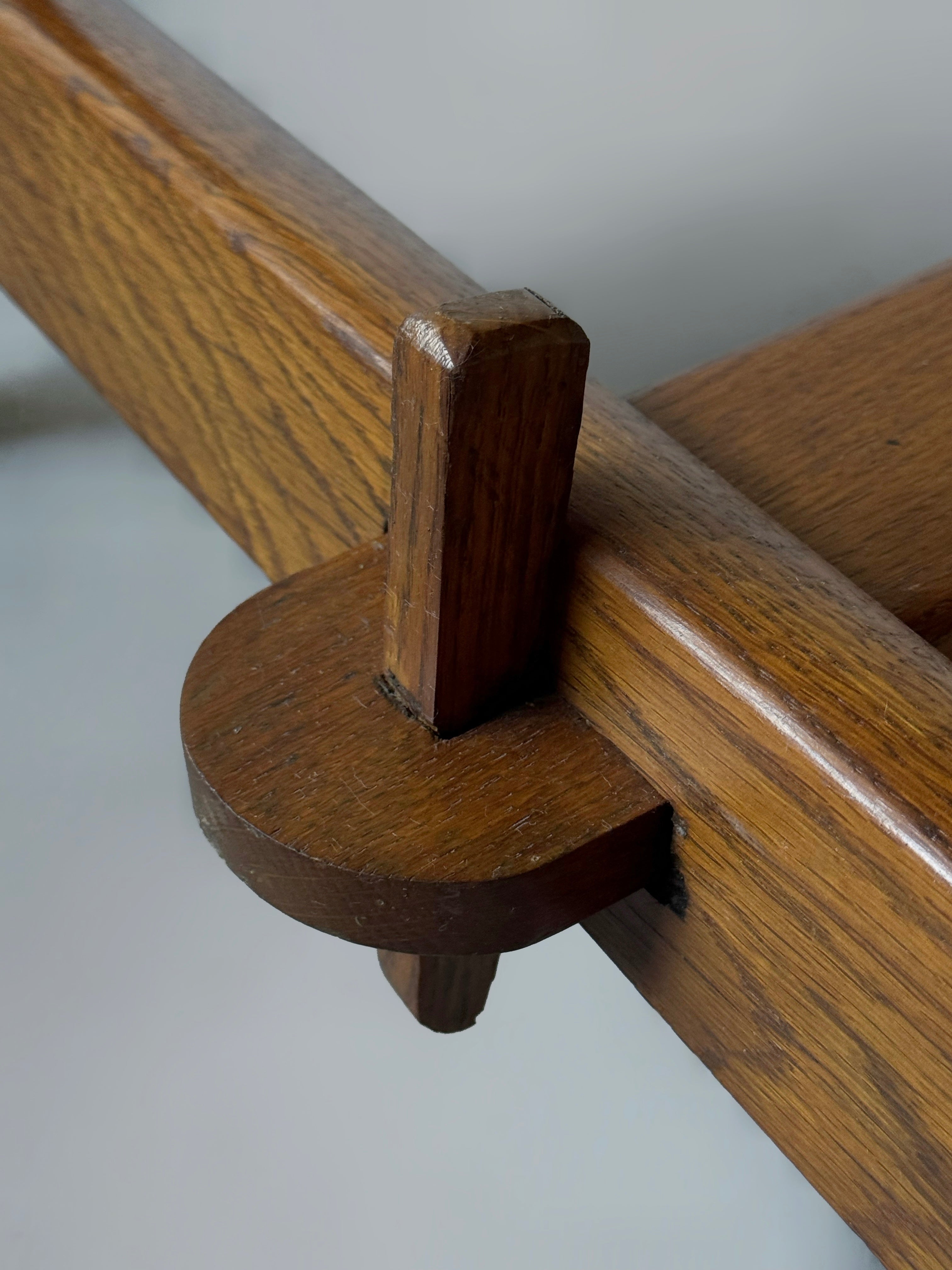 The table/desk is in solid oak, France 1950. traditional hand making.