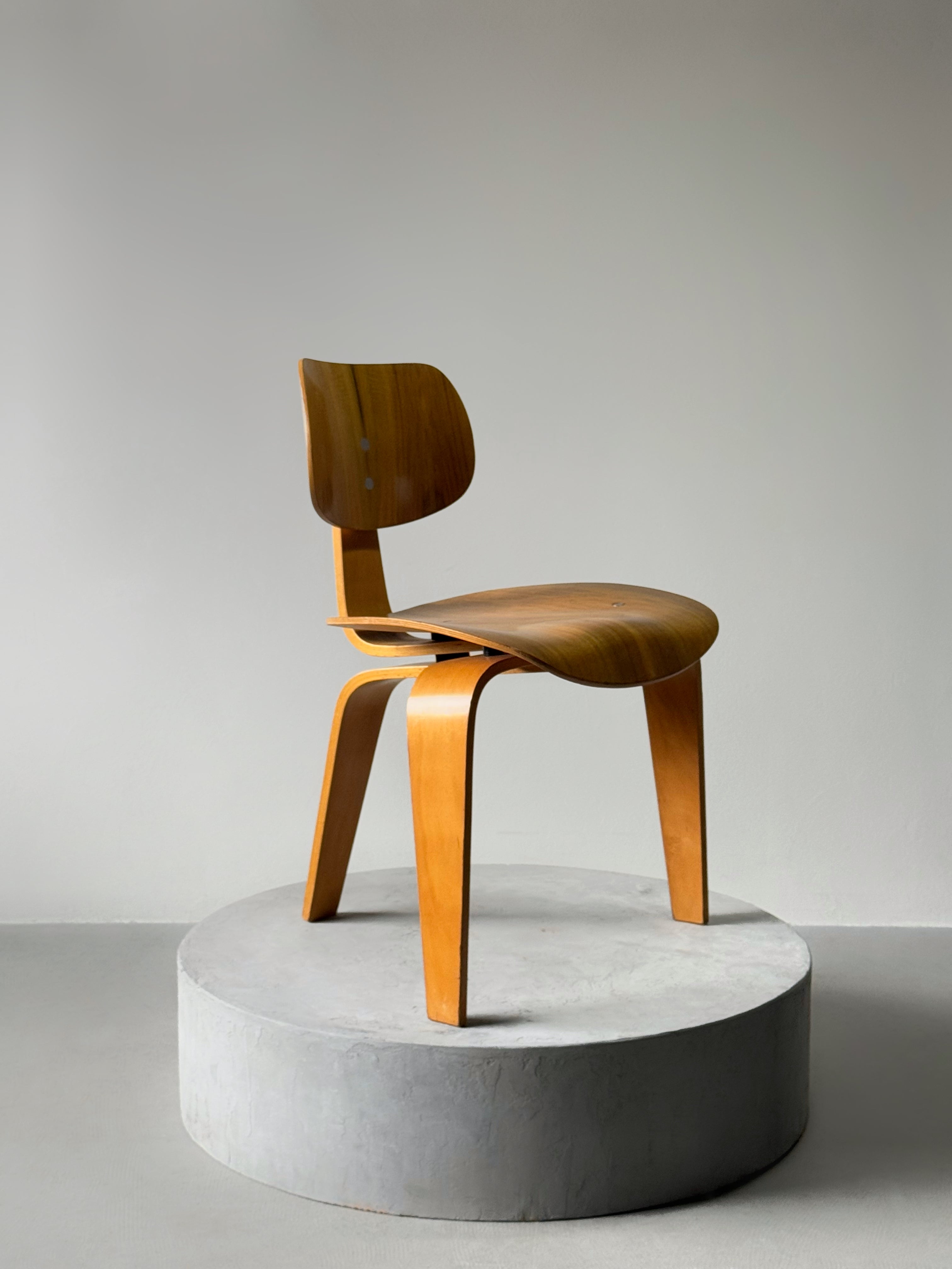 SE42 Three-legged chair by Egon Eiermann
