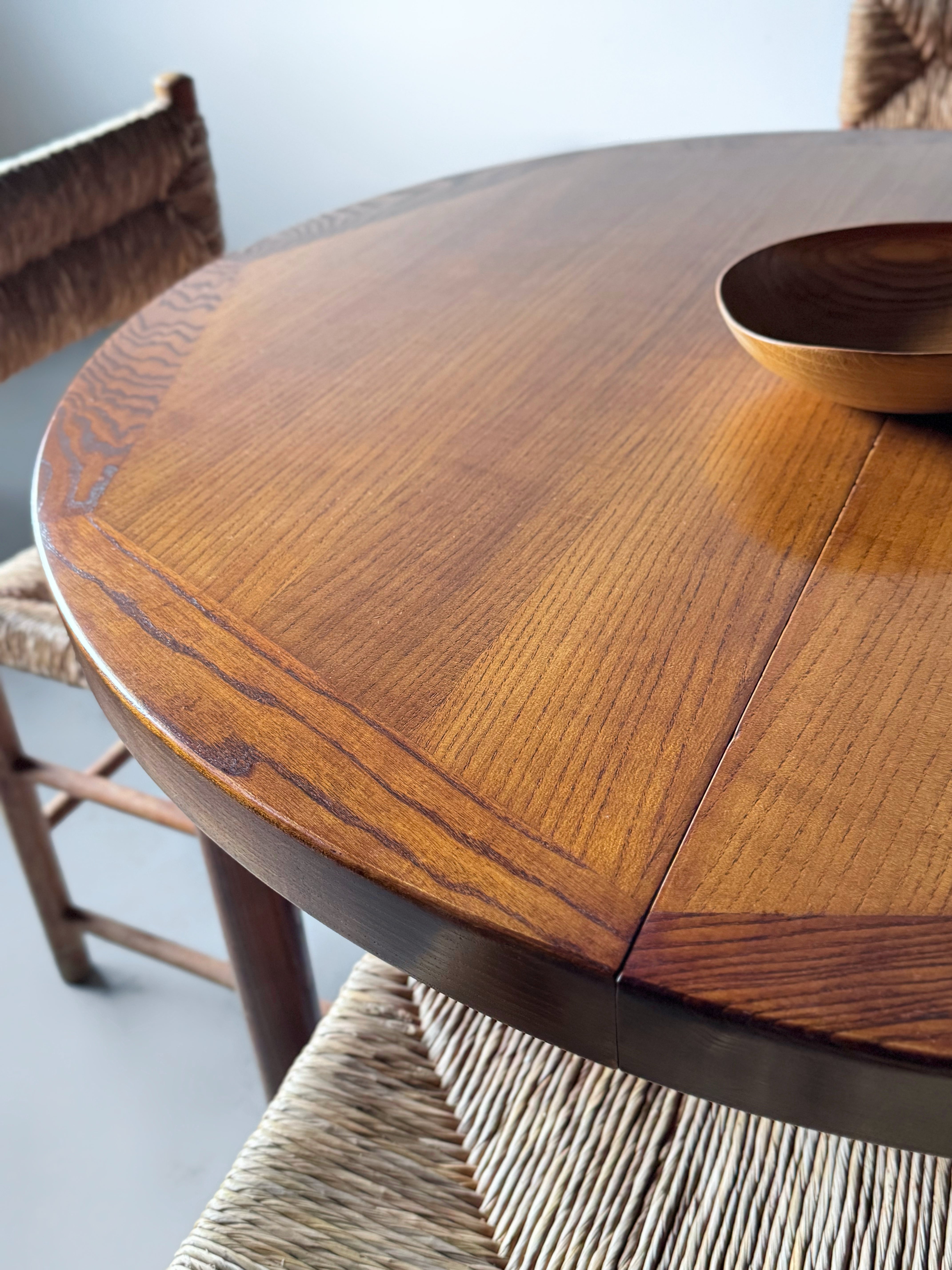 Dordogne model round table by Robert Sentou