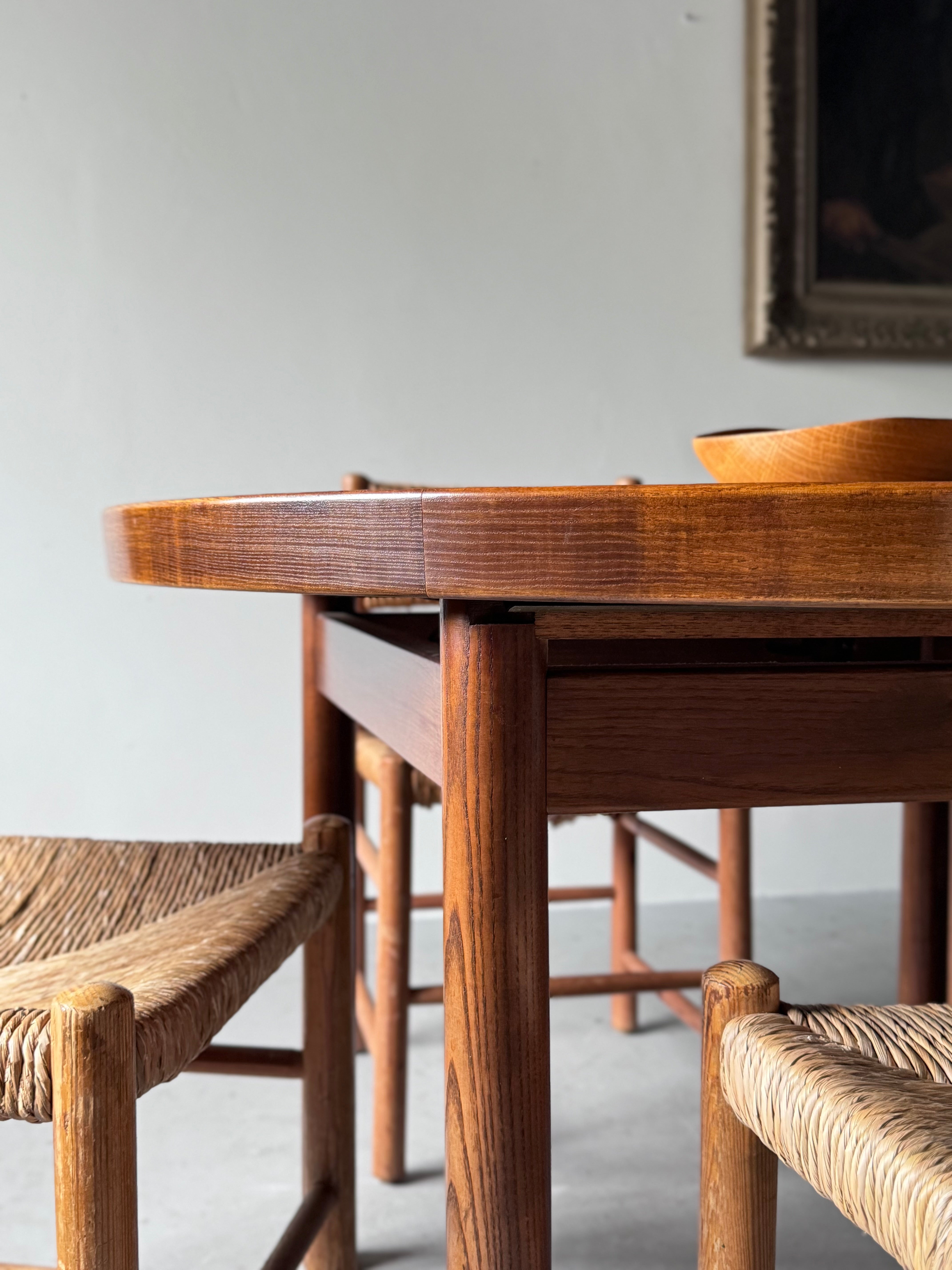 Dordogne model round table by Robert Sentou