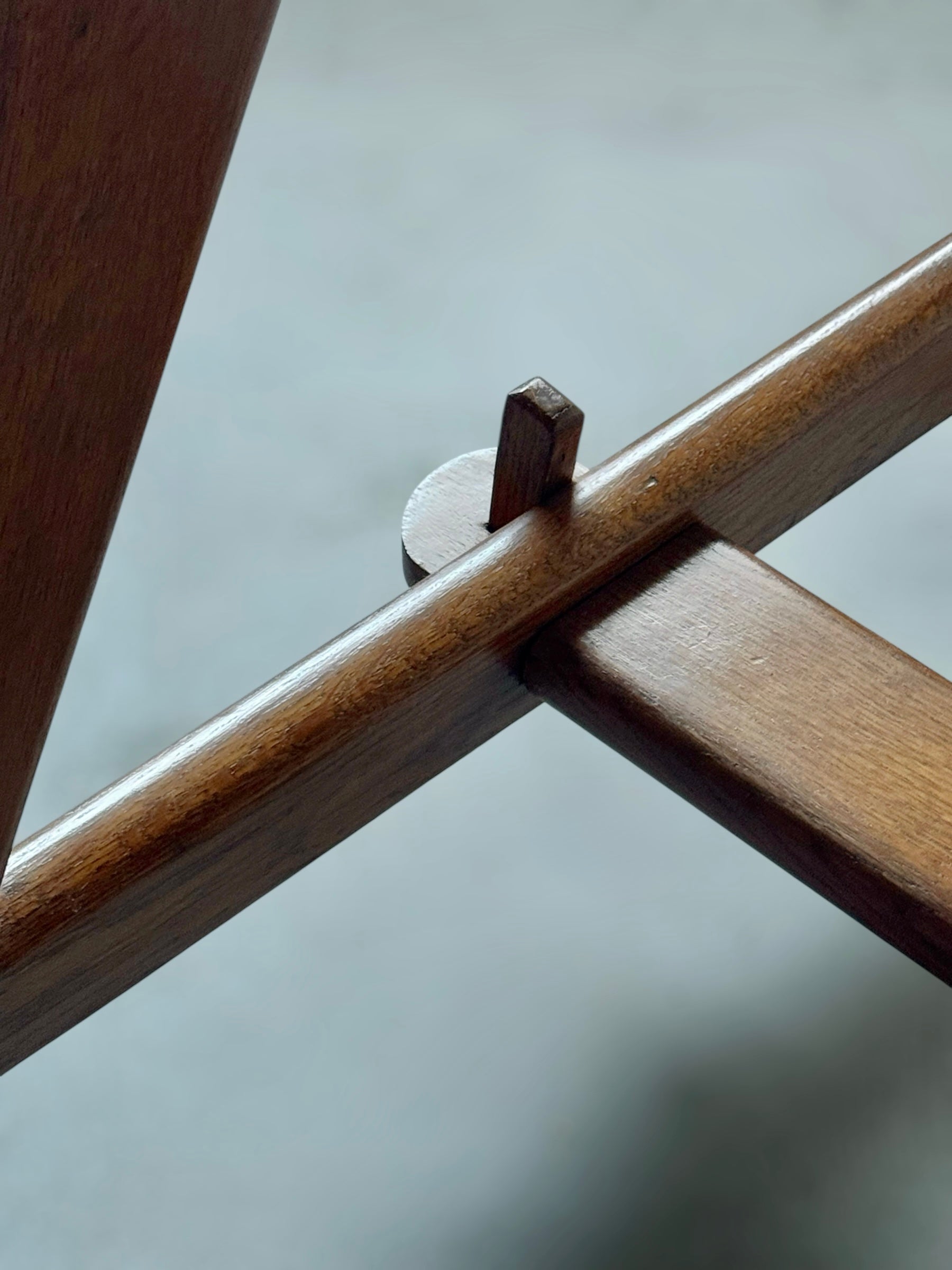 The table/desk is in solid oak, France 1950. traditional hand making.