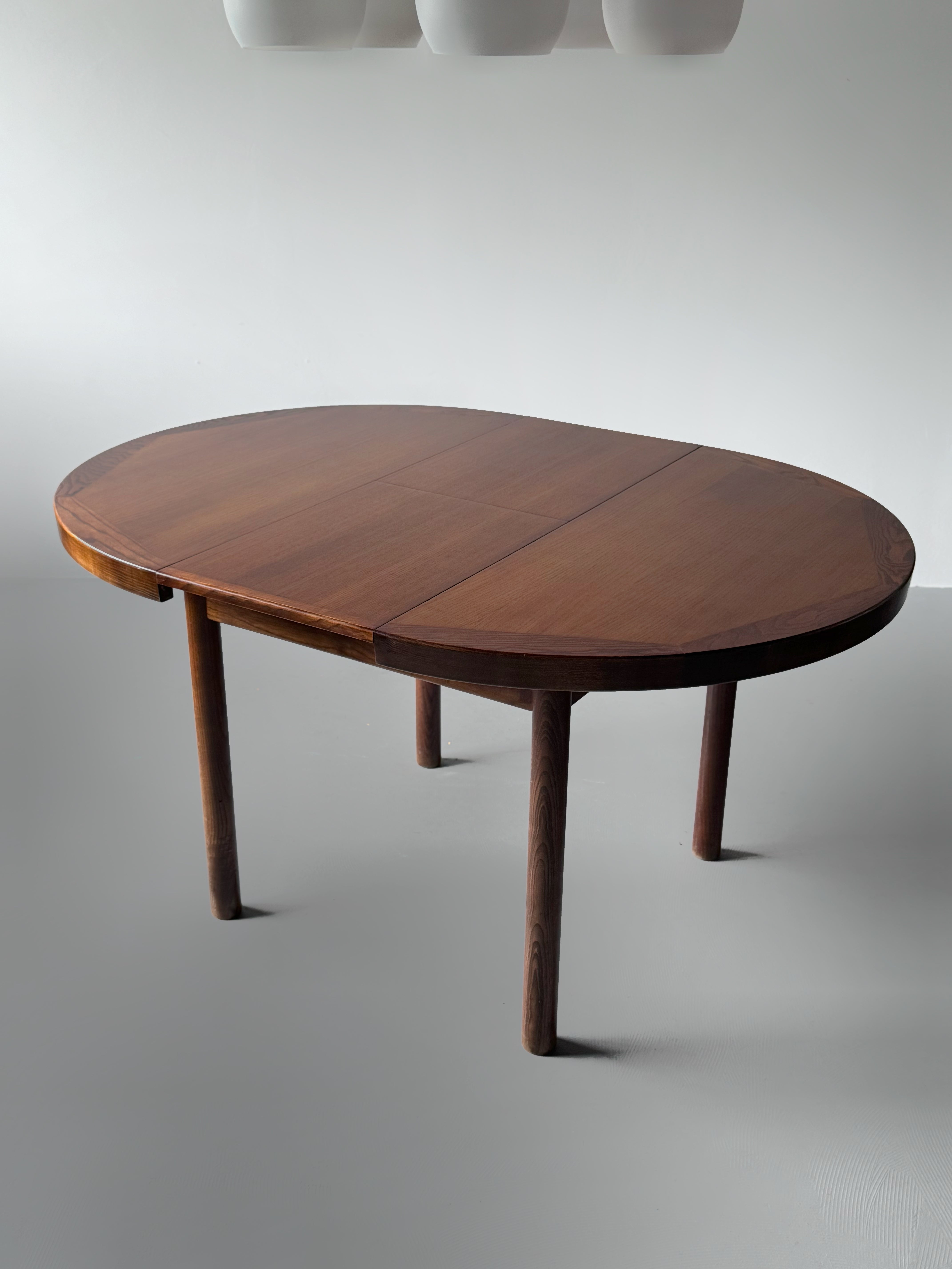 Dordogne model round table by Robert Sentou
