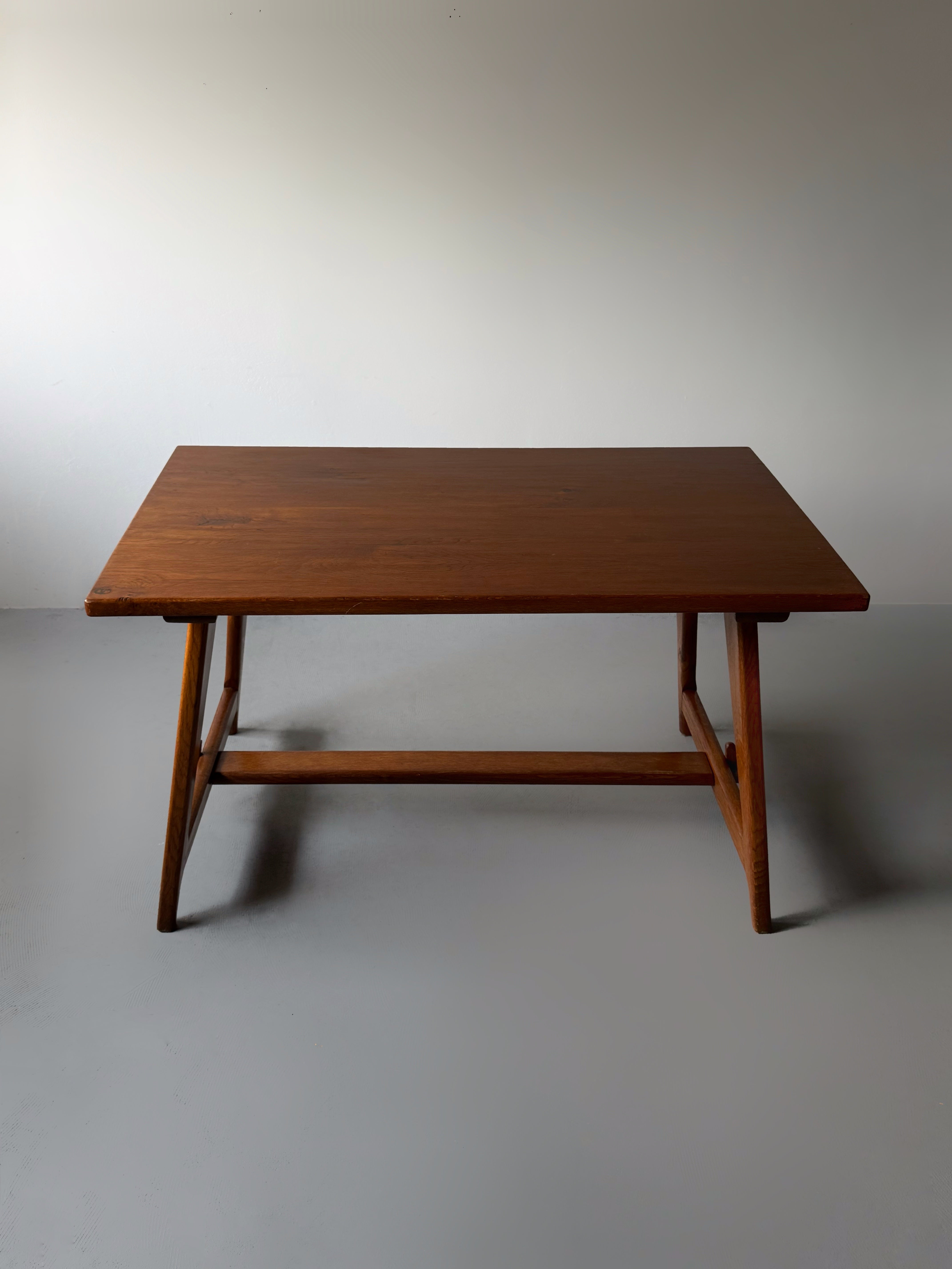 The table/desk is in solid oak, France 1950. traditional hand making.