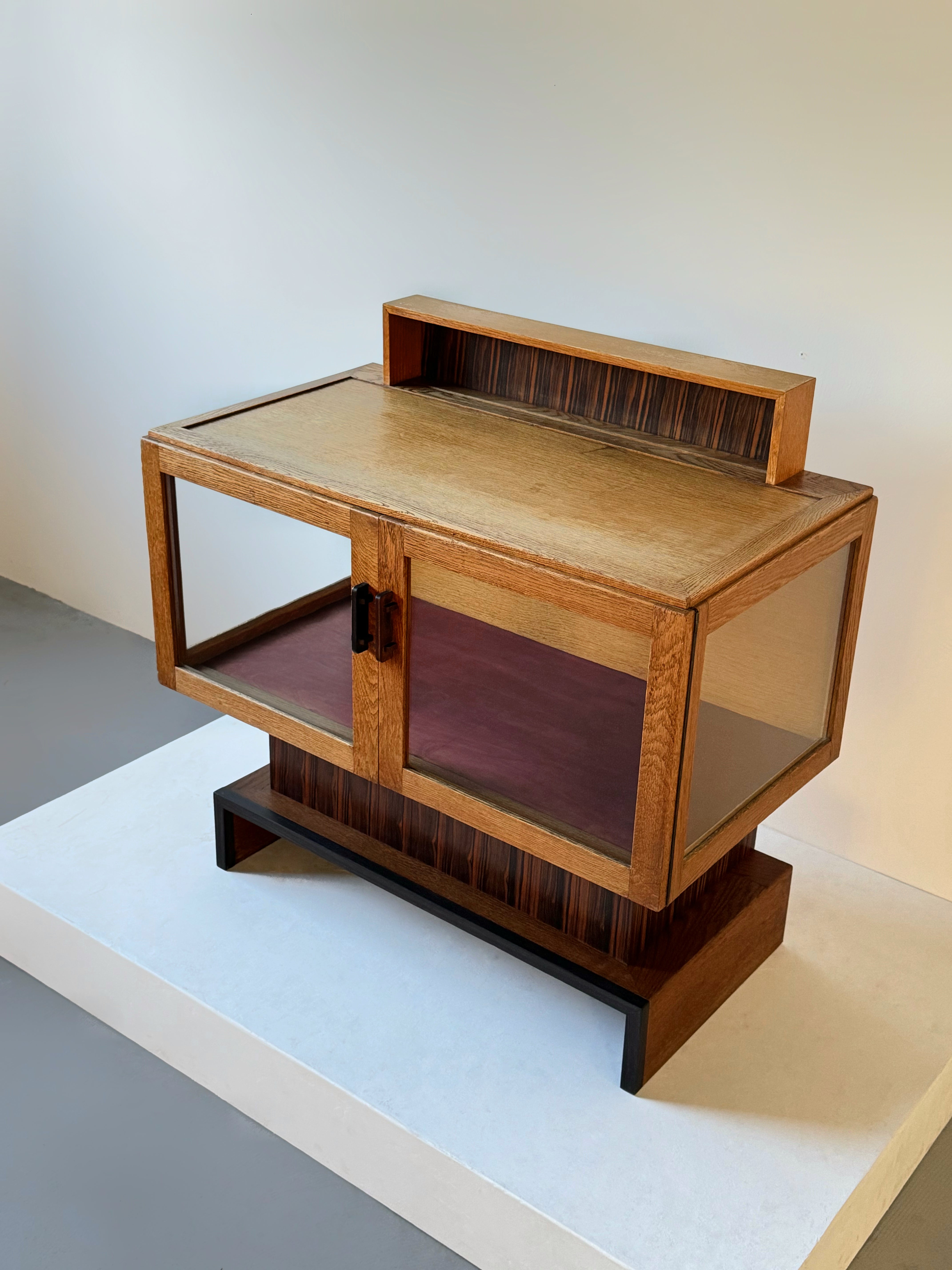 The Hague School / Art Deco Display Cabinet in Oak, The Netherland 1930s