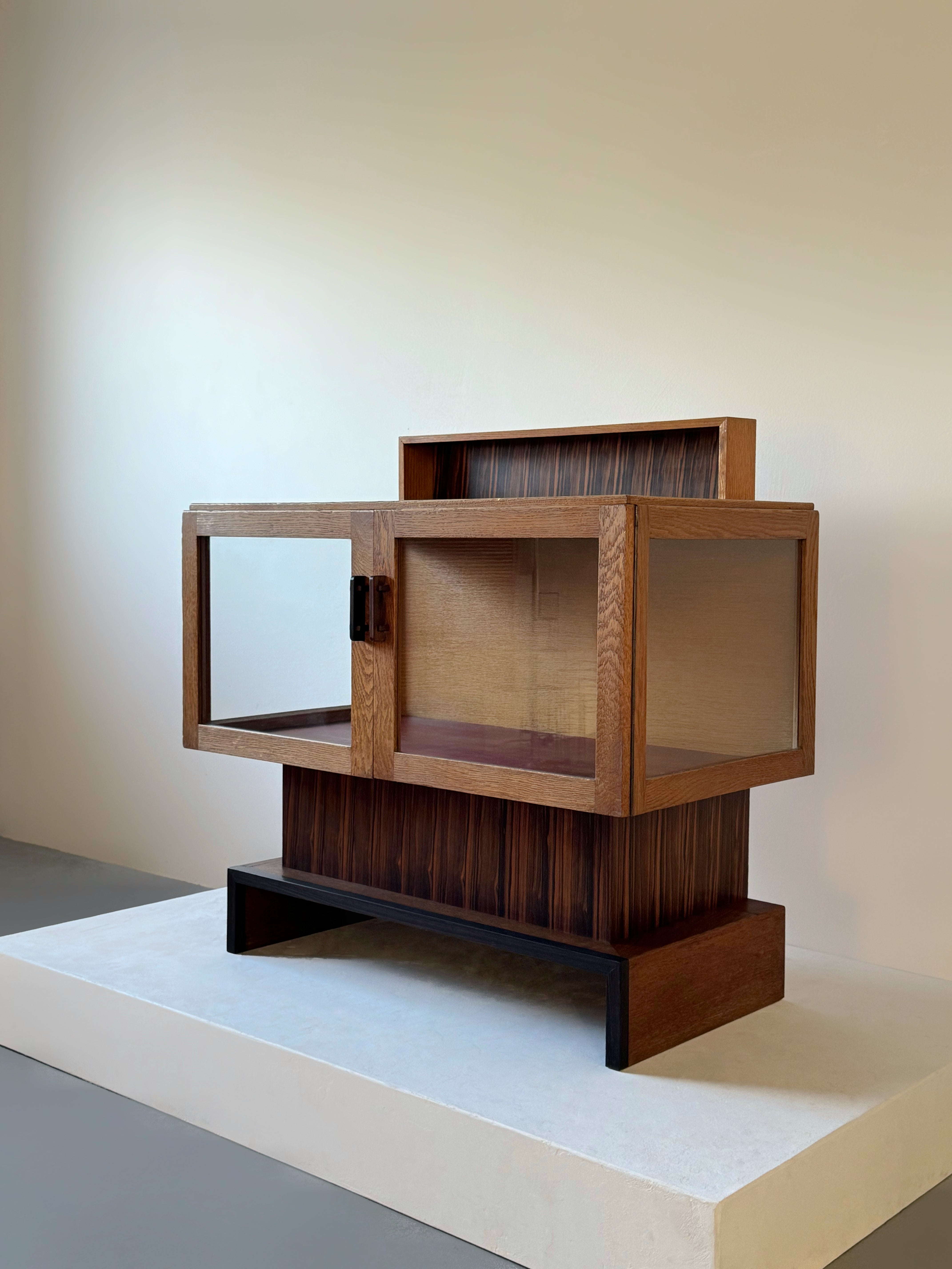 The Hague School / Art Deco Display Cabinet in Oak, The Netherland 1930s