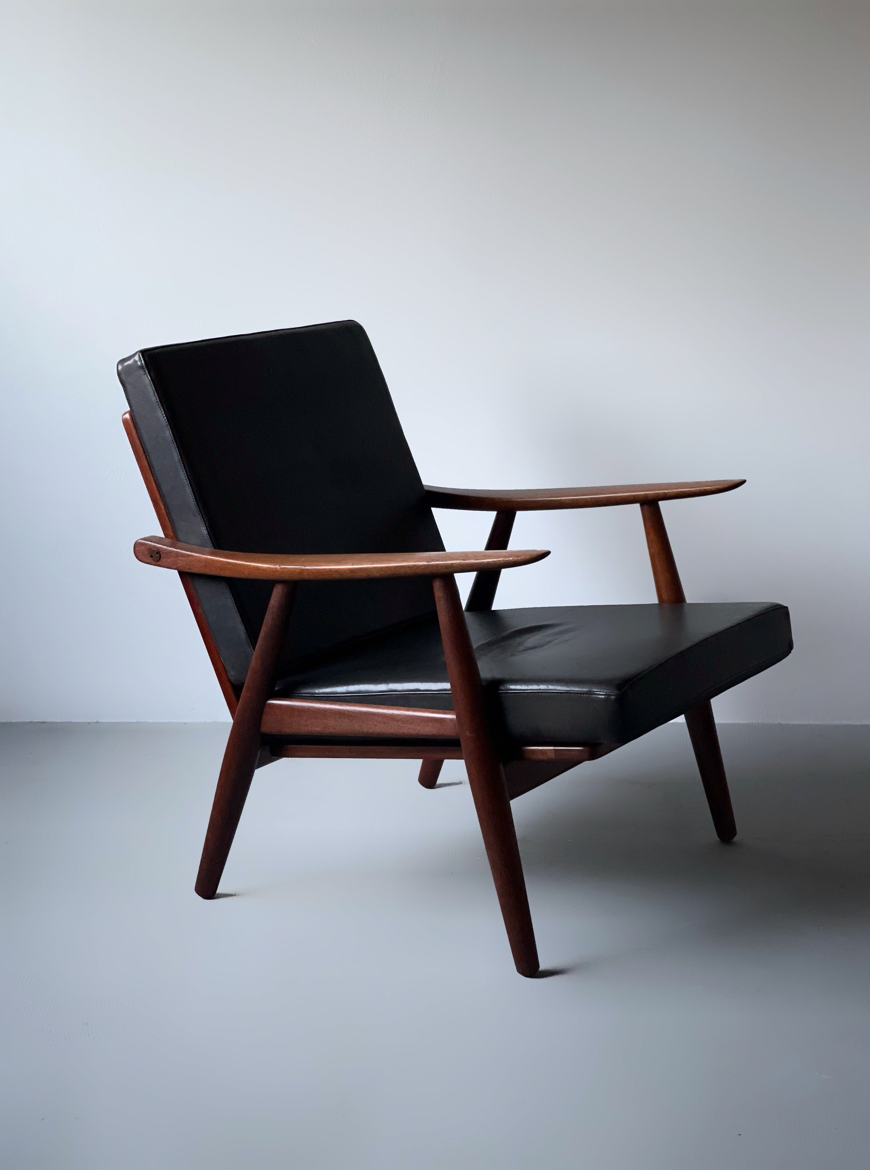 GE 270 lounge chair in teak by Hans J. Wegner