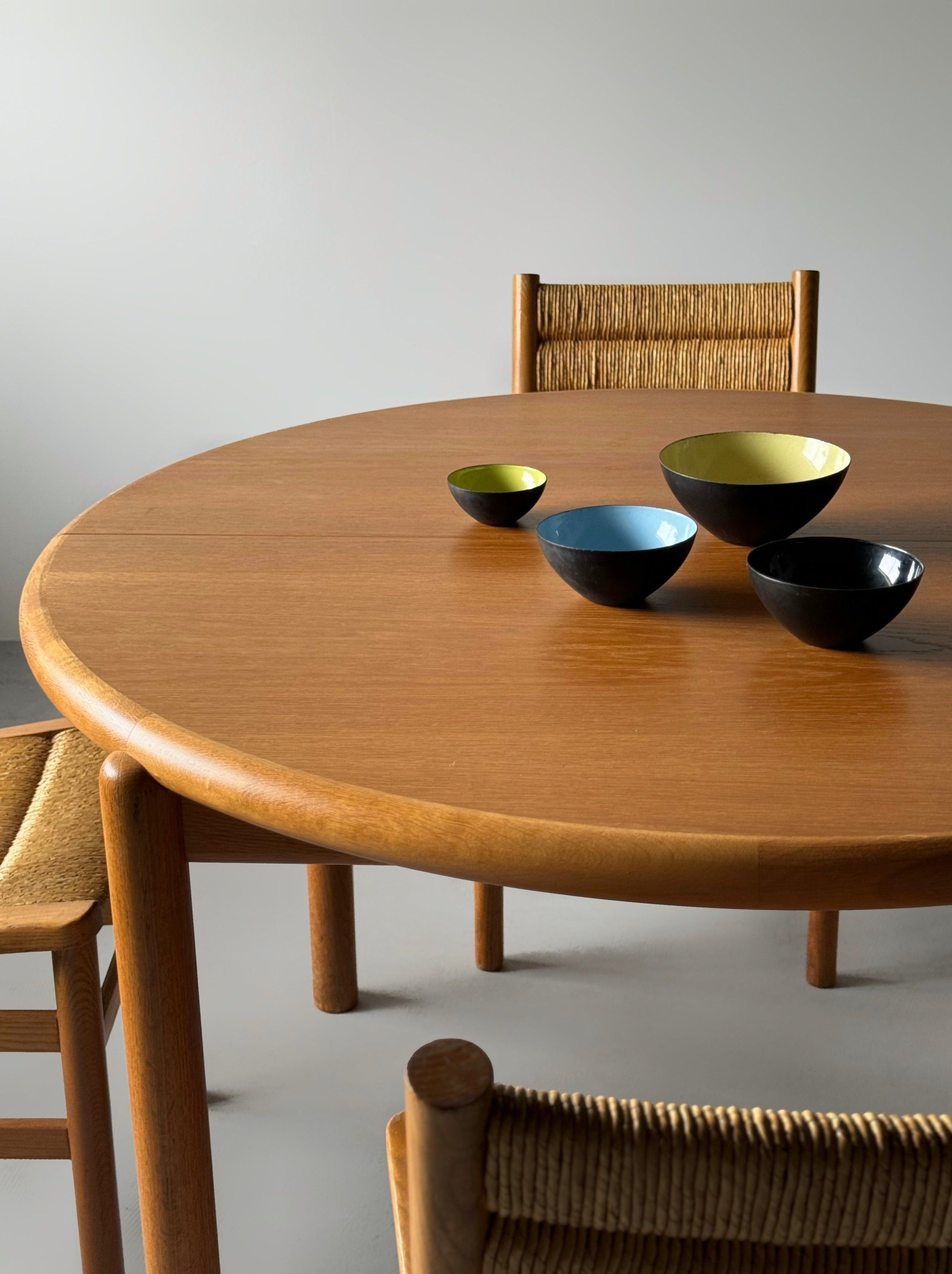 Round dining table in oak with 2 extension leaves