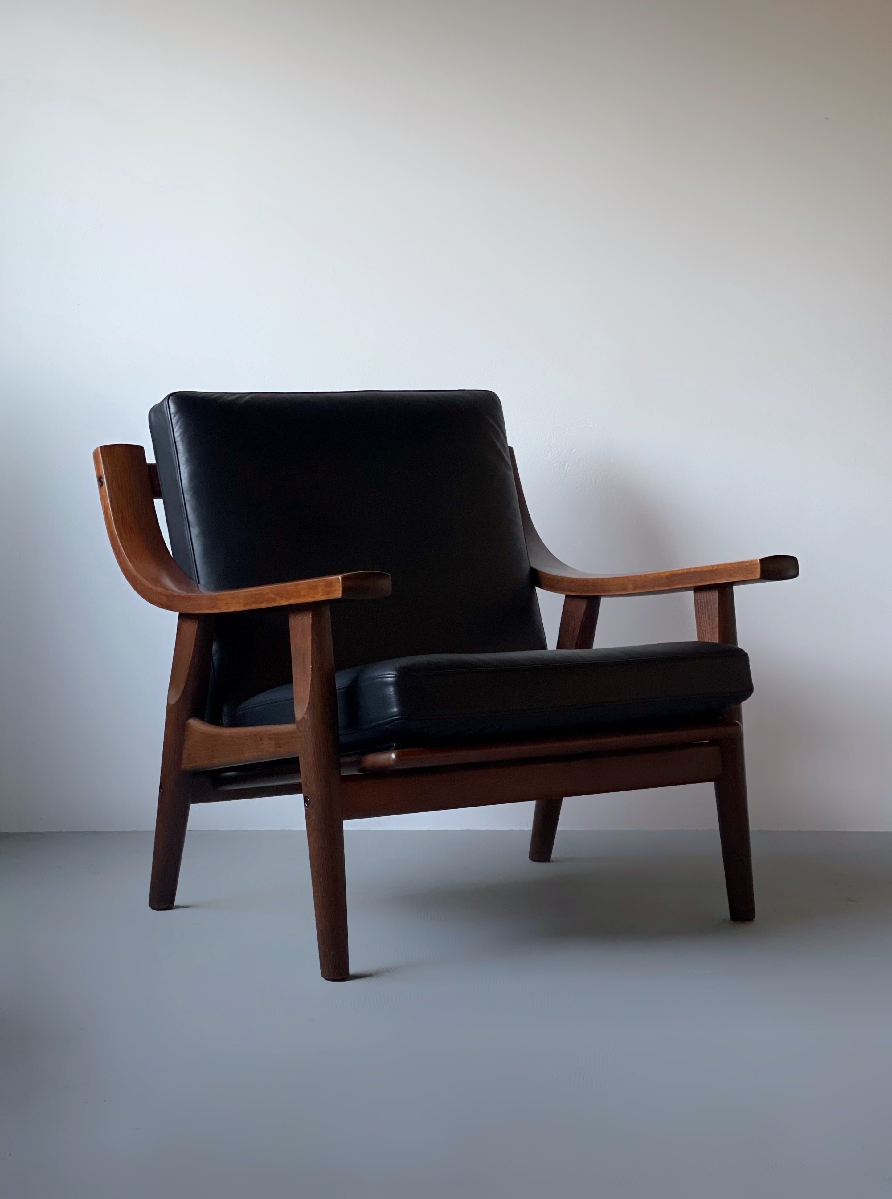 GE530 in dark stained oak by Hans J. Wegner