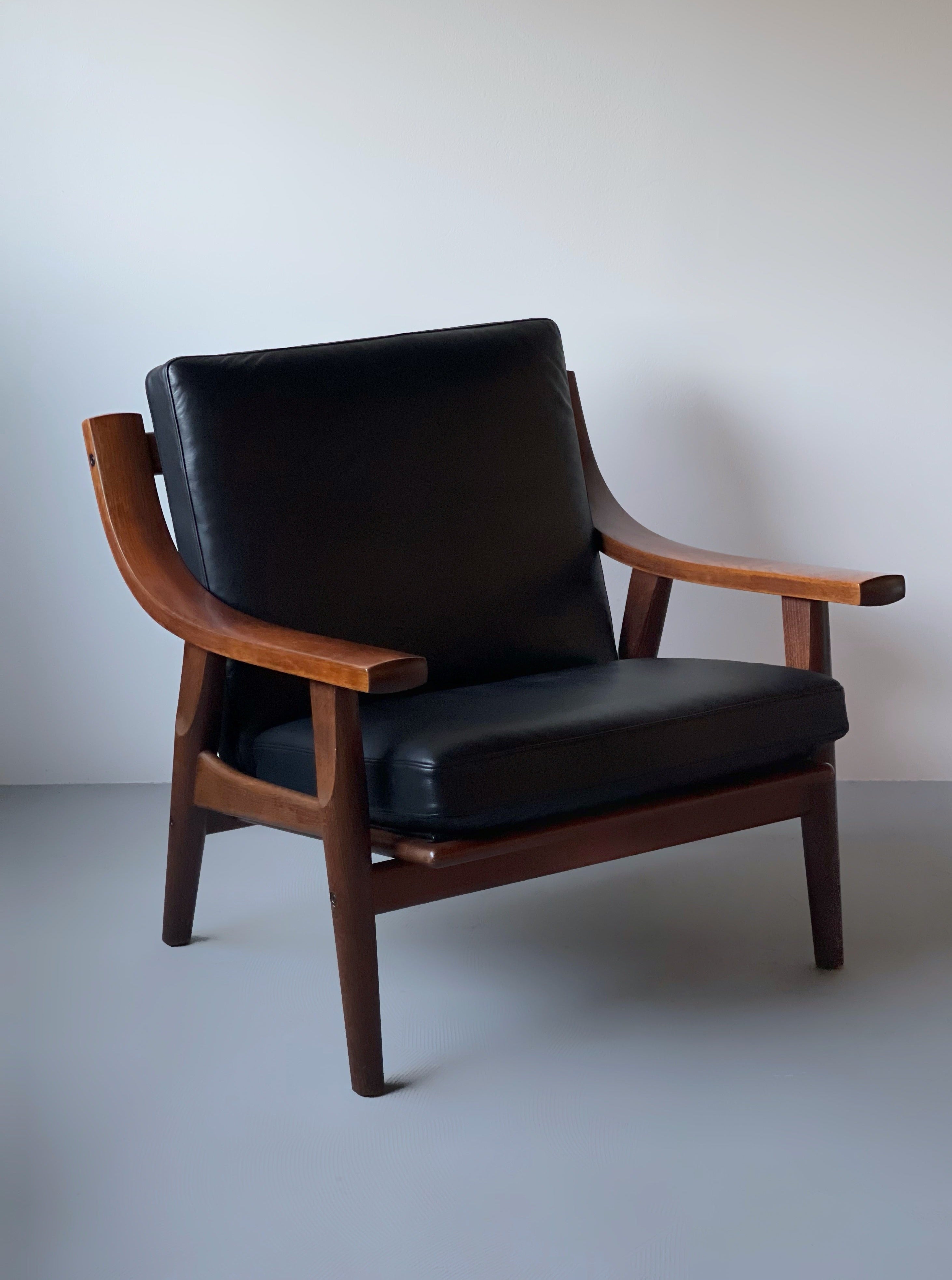 GE530 in dark stained oak by Hans J. Wegner