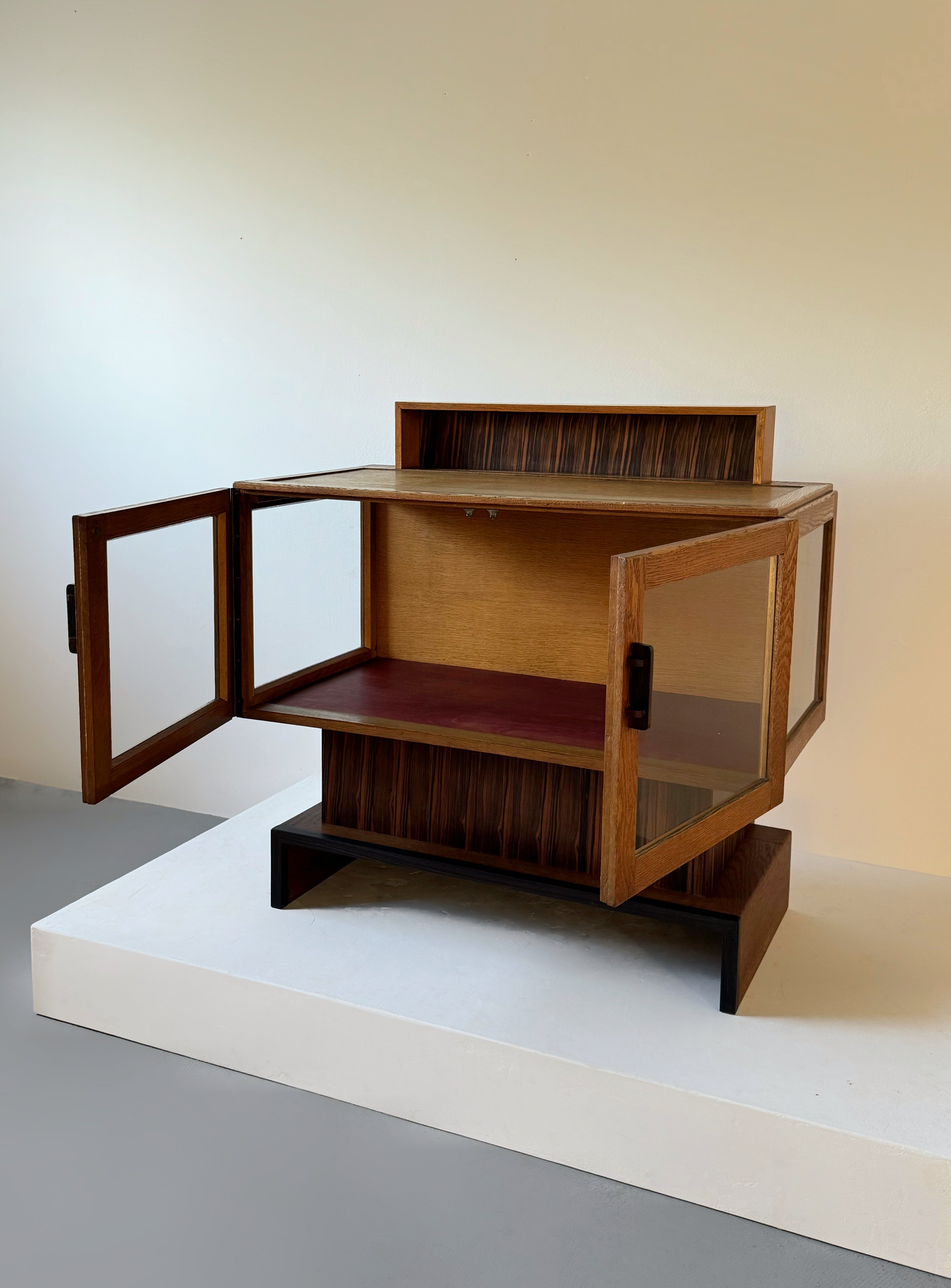 The Hague School / Art Deco Display Cabinet in Oak, The Netherland 1930s