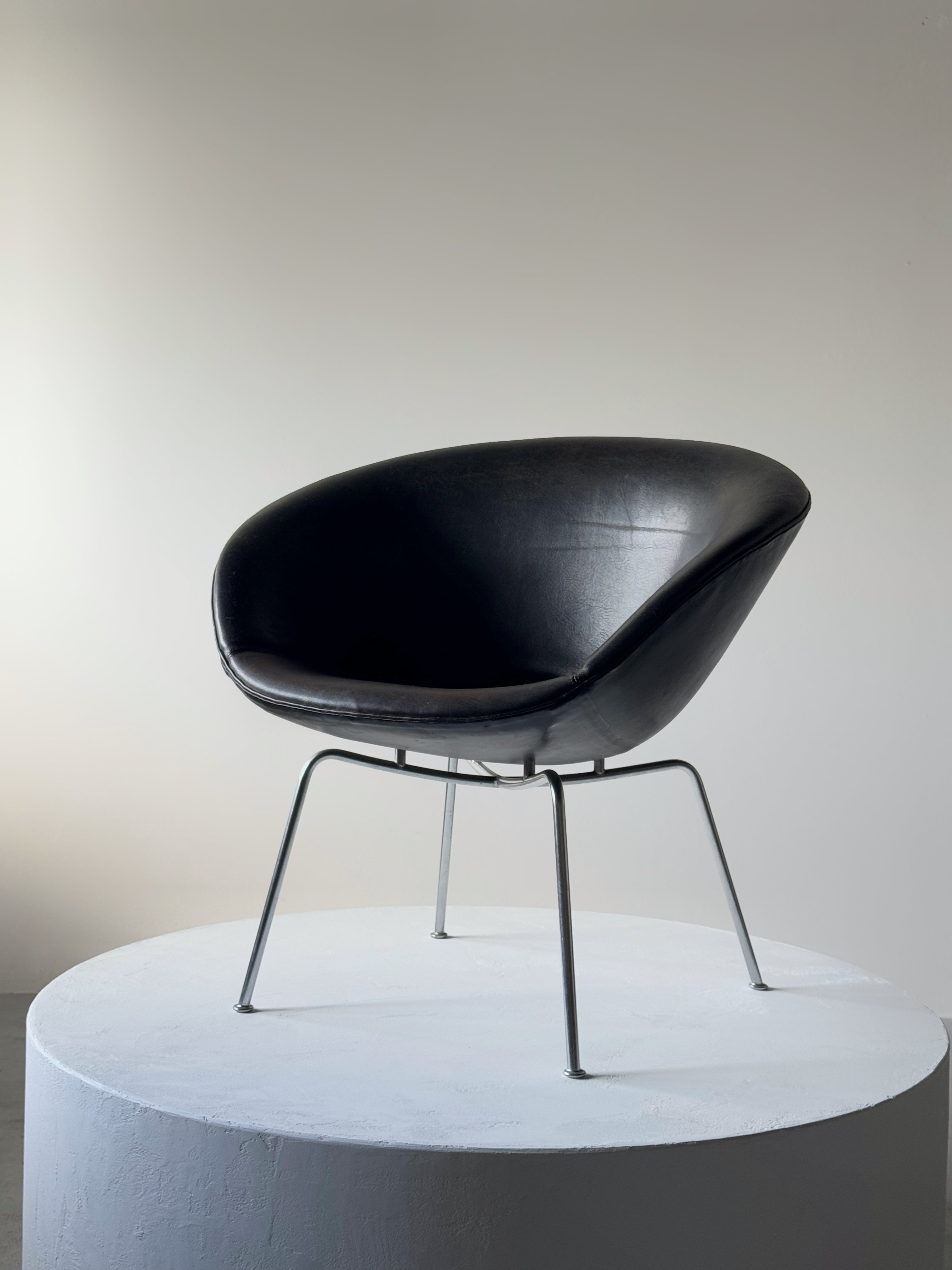 Model 3318 the Pot lounge chair by Arne Jacobsen