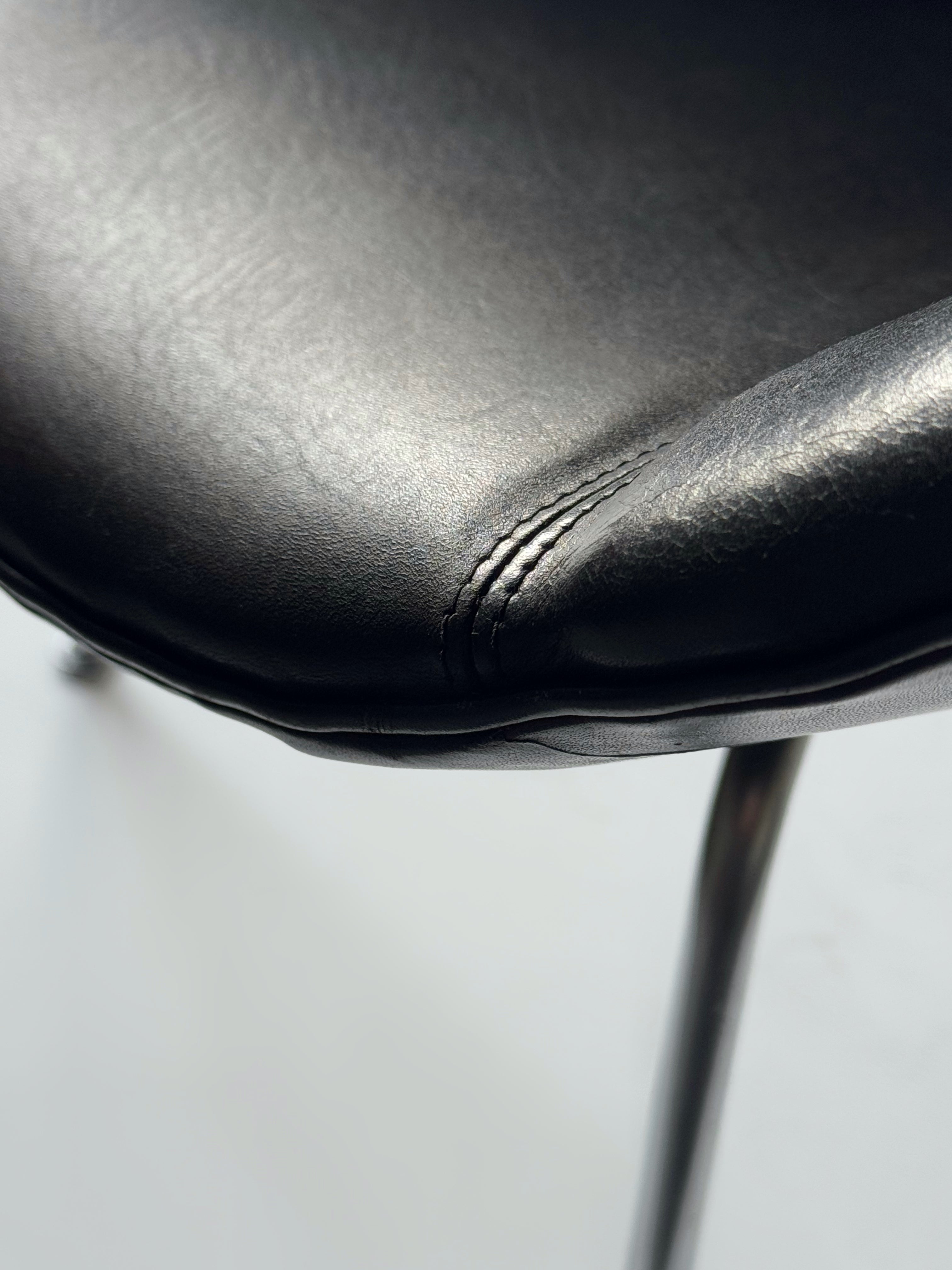 Model 3318 the Pot lounge chair by Arne Jacobsen