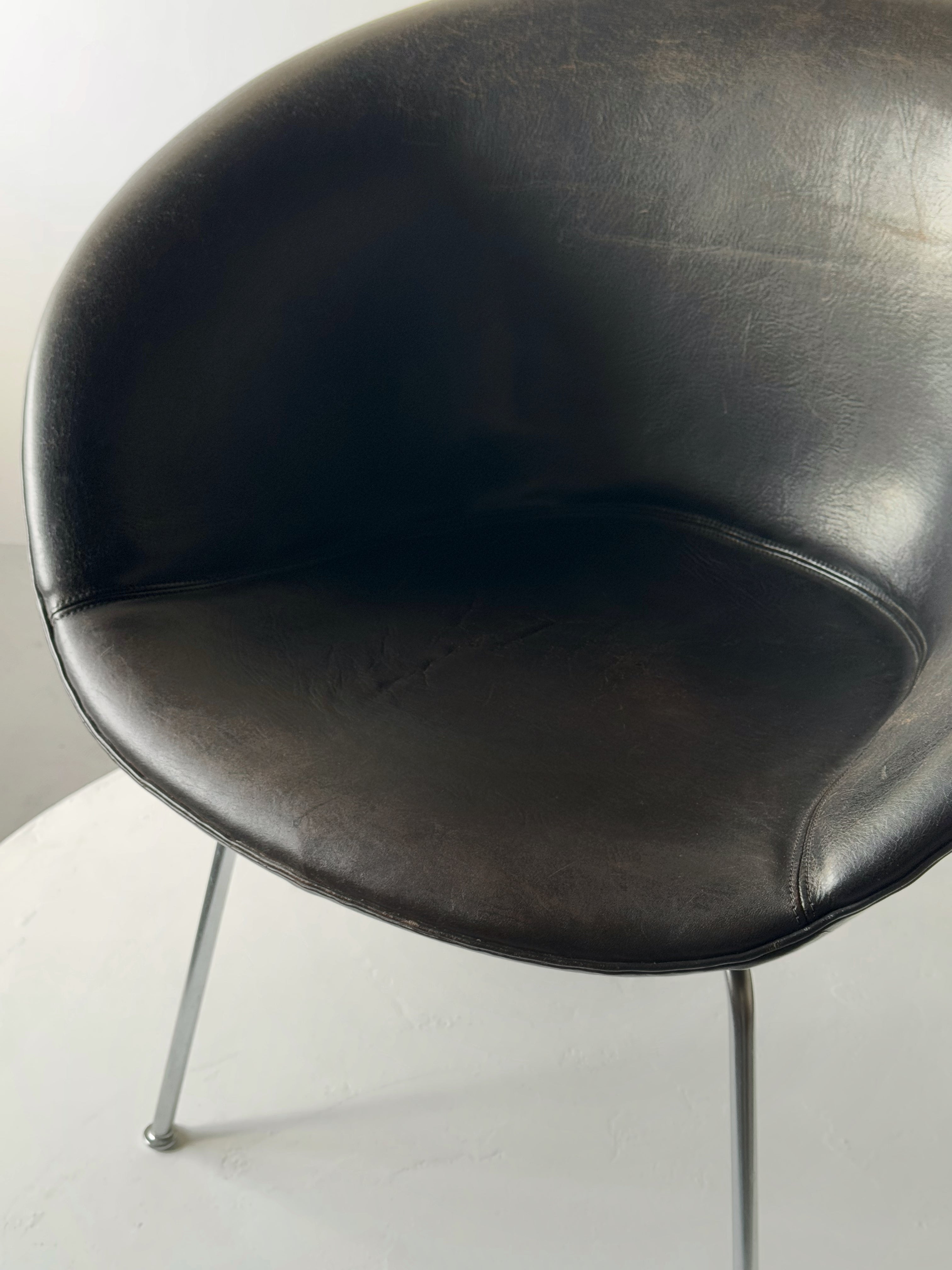 Model 3318 the Pot lounge chair by Arne Jacobsen