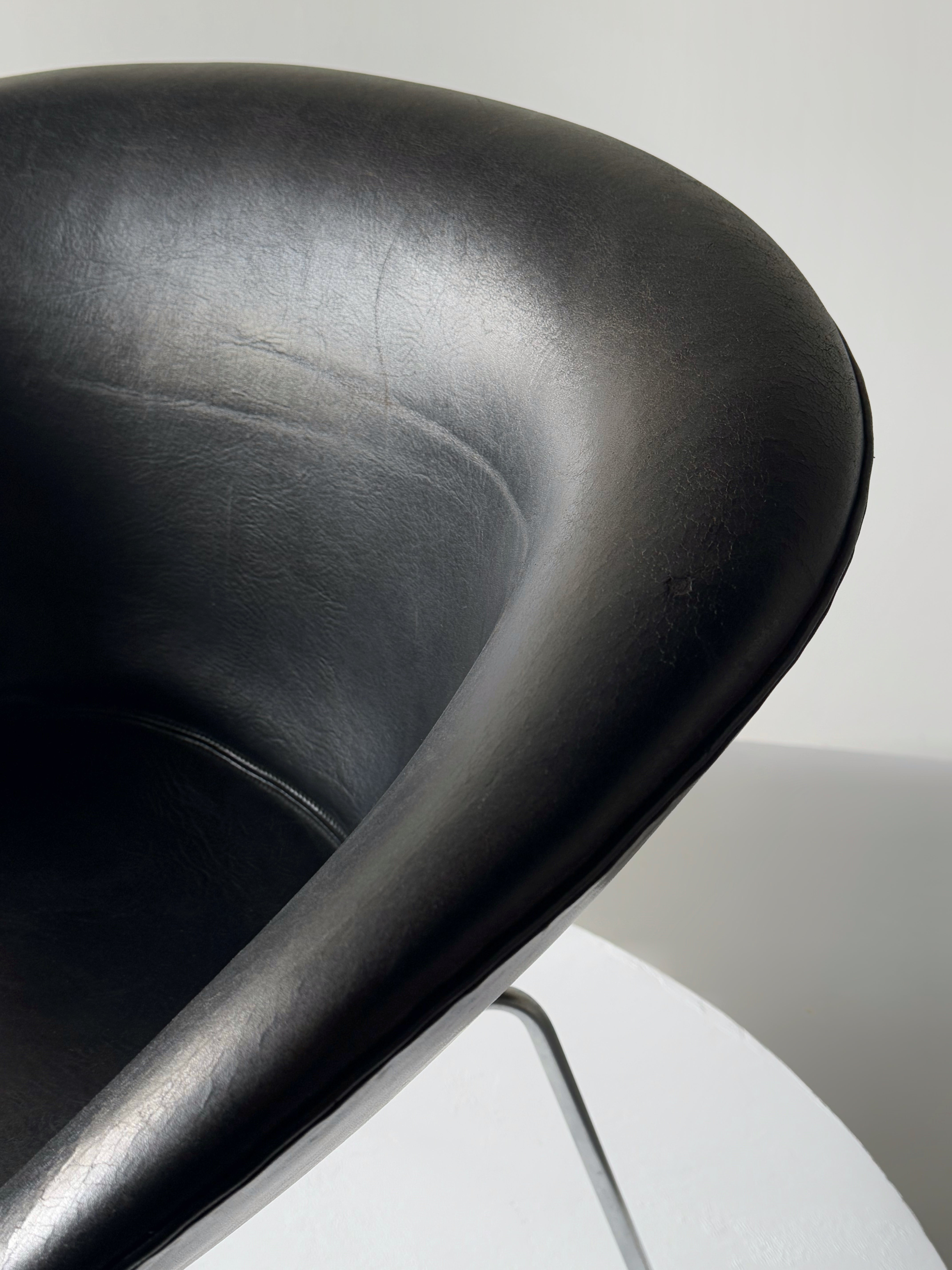 Model 3318 the Pot lounge chair by Arne Jacobsen