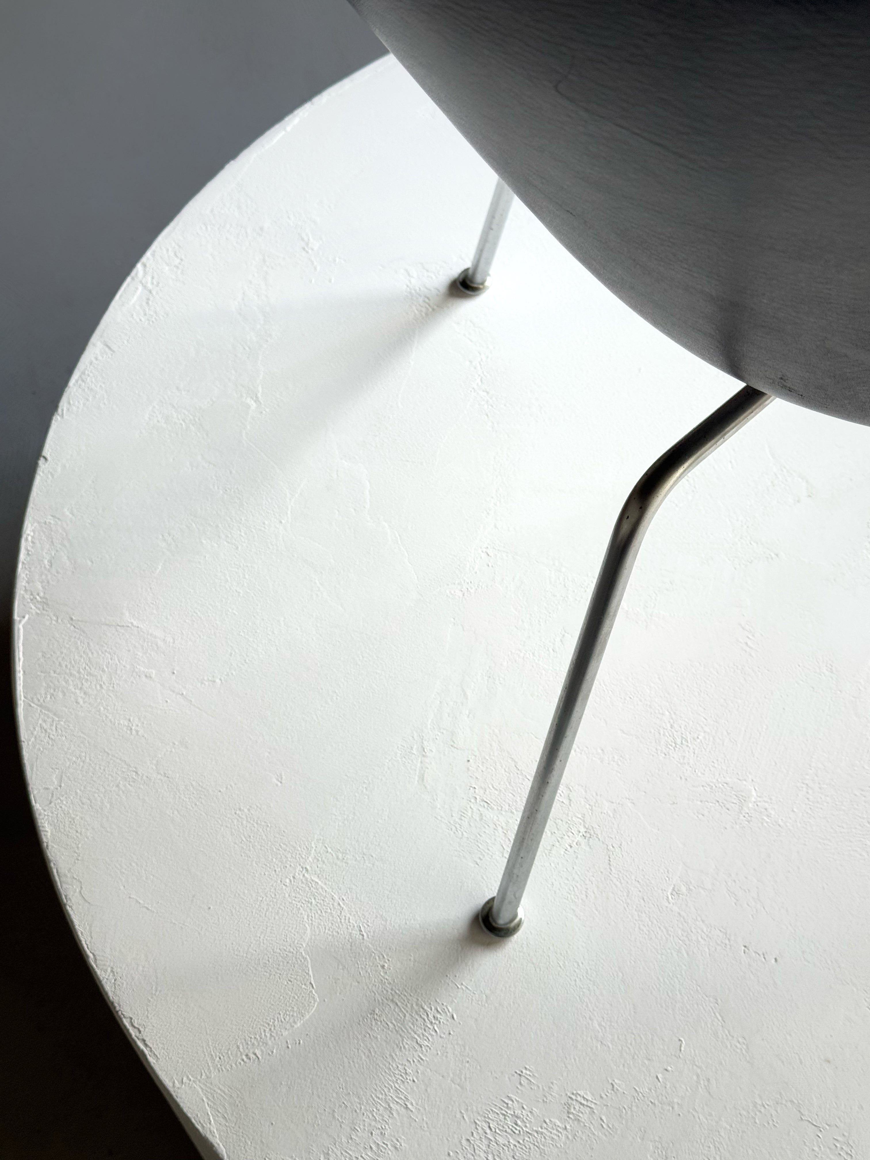 Model 3318 the Pot lounge chair by Arne Jacobsen