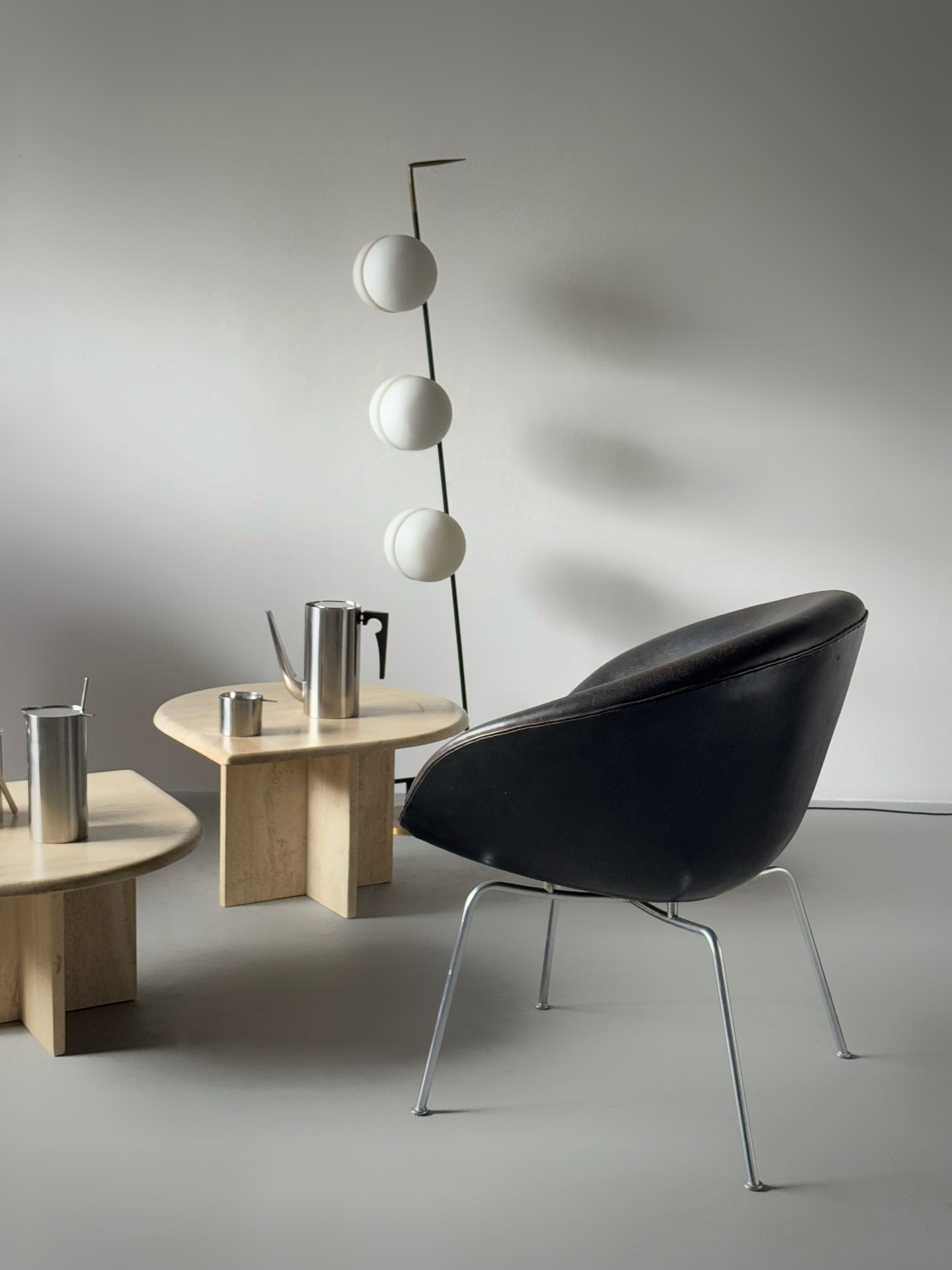 Model 3318 the Pot lounge chair by Arne Jacobsen