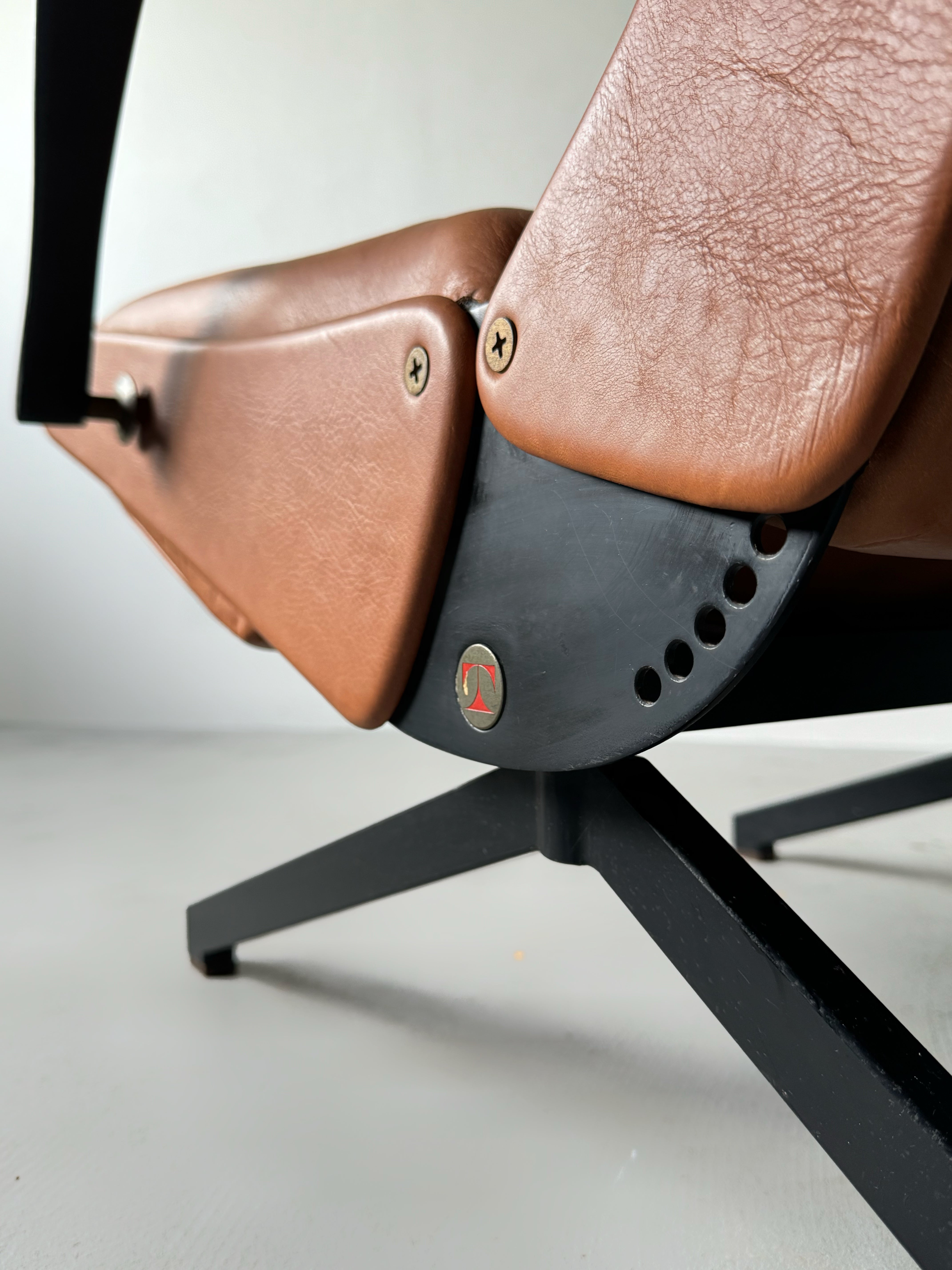 P40 Lounge Chair by Osvaldo Borsani for Tecno