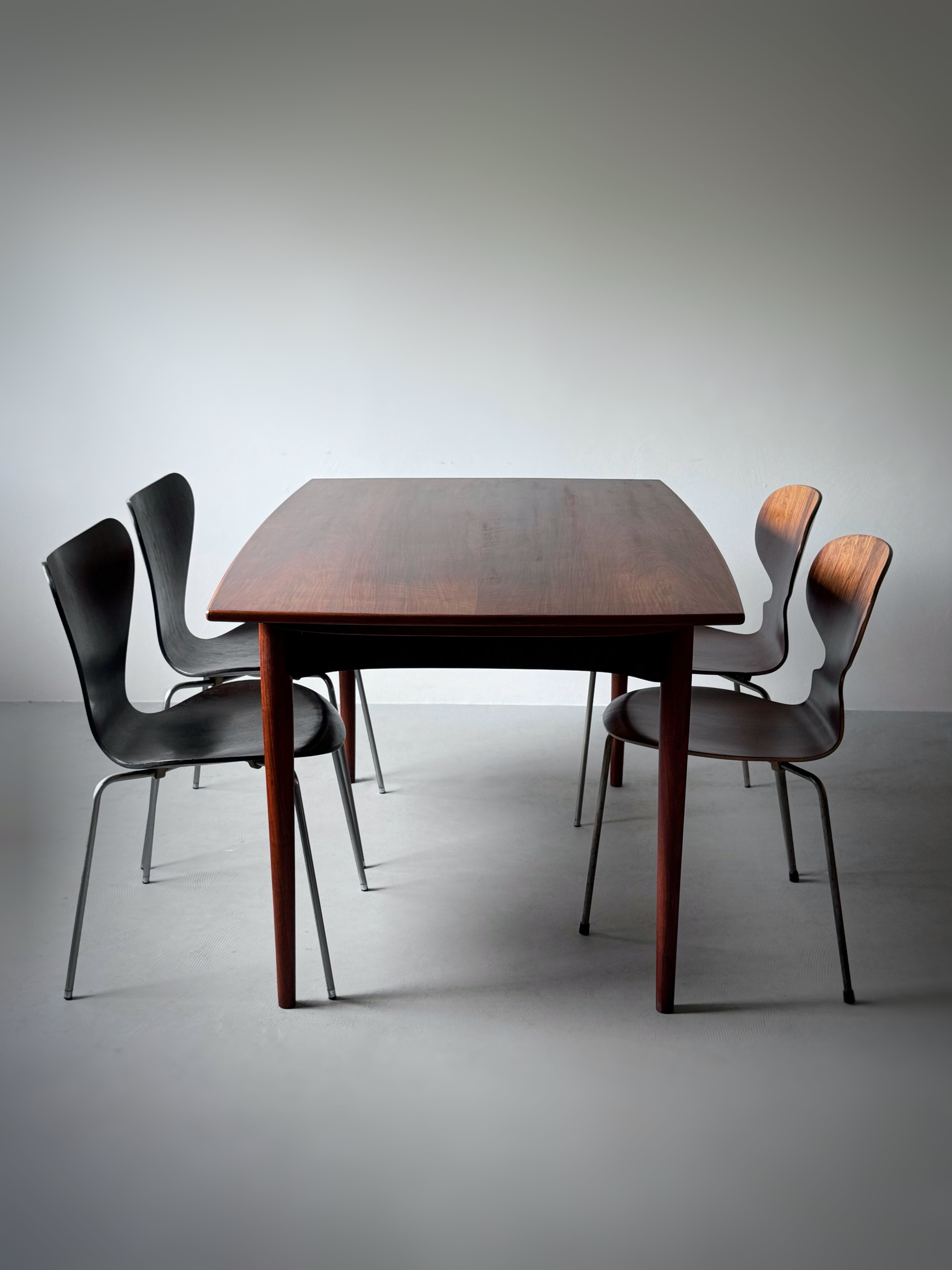 Dining table in Walnut with 2 leaves