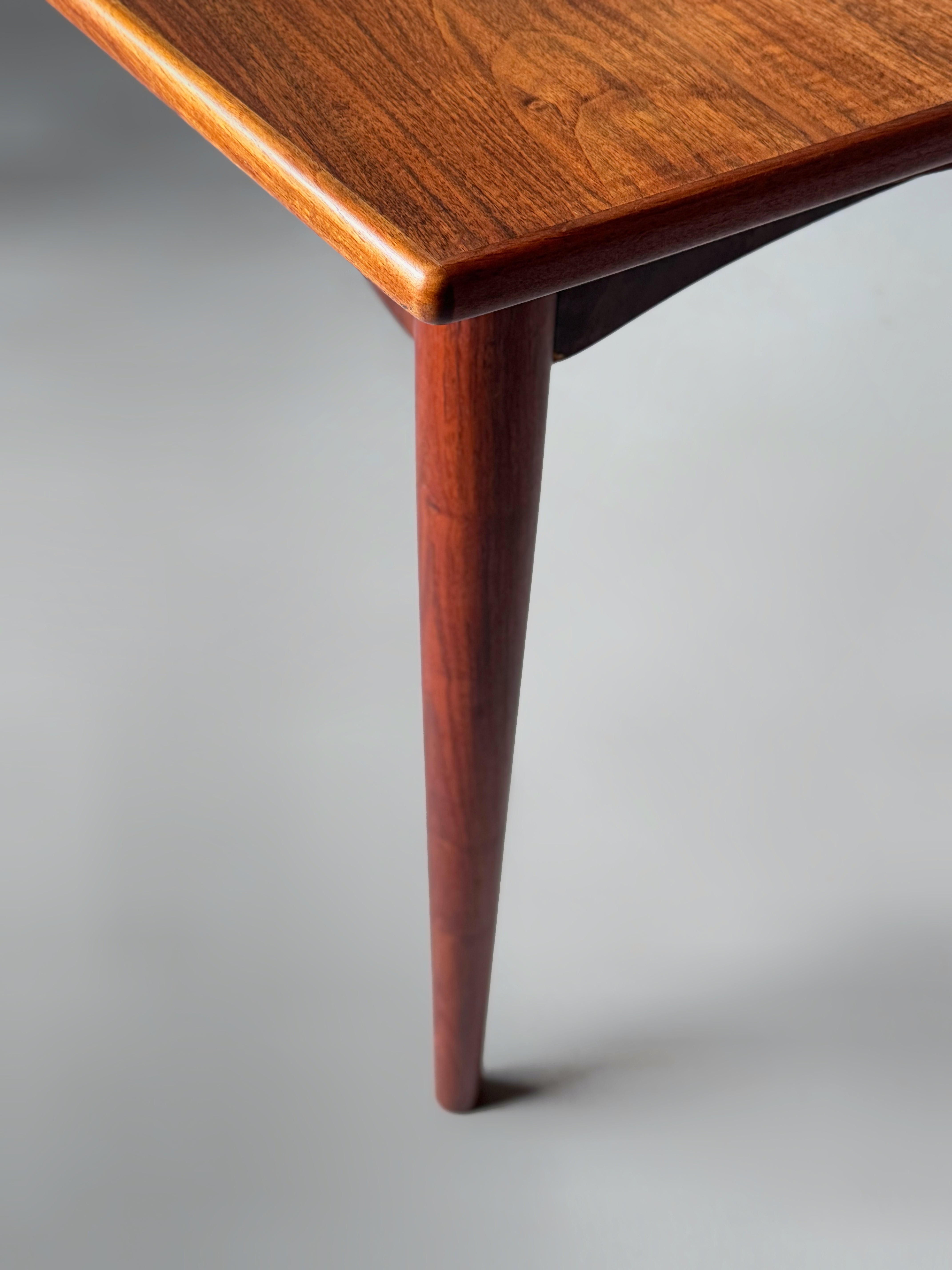 Dining table in Walnut with 2 leaves