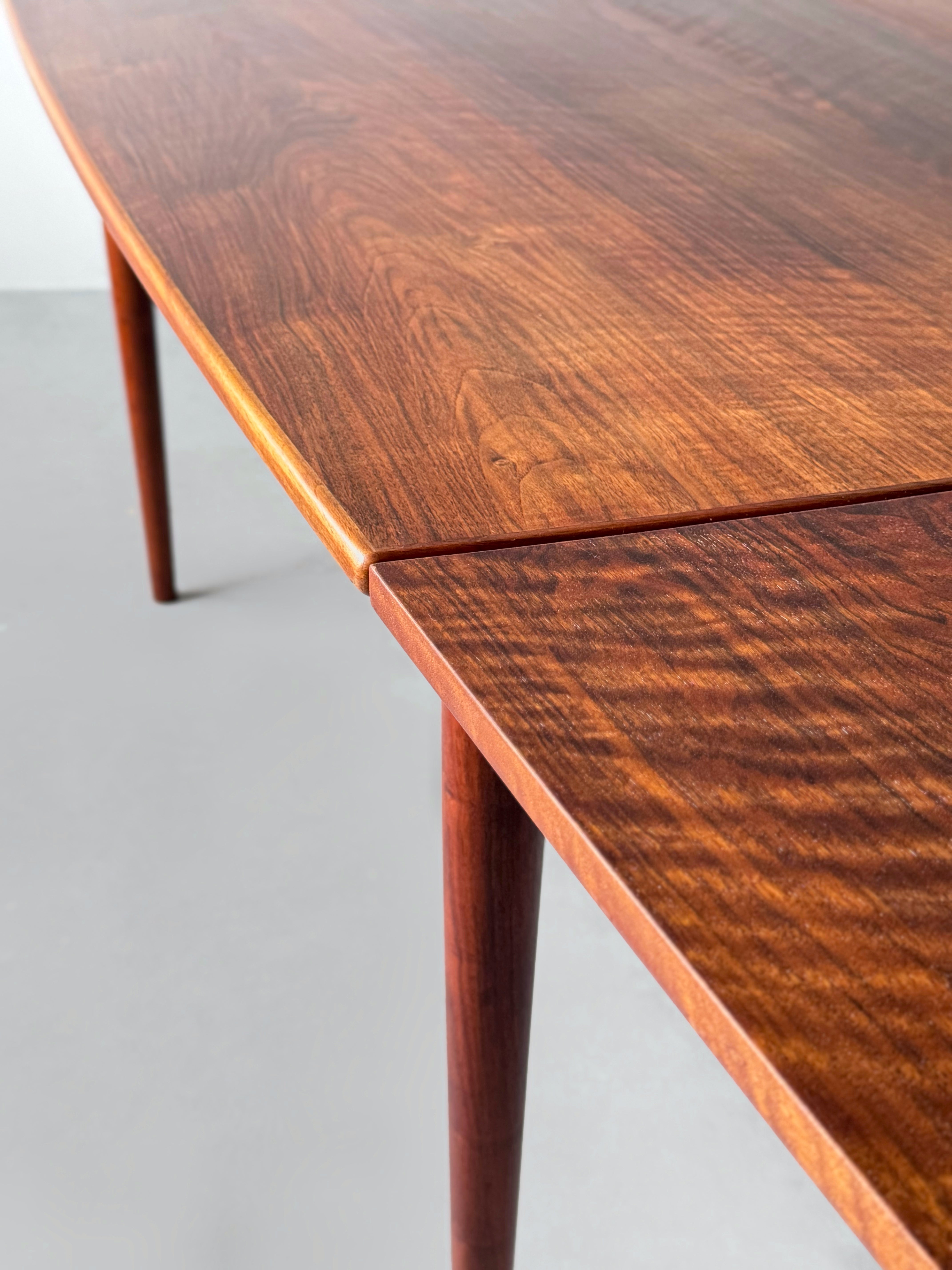 Dining table in Walnut with 2 leaves