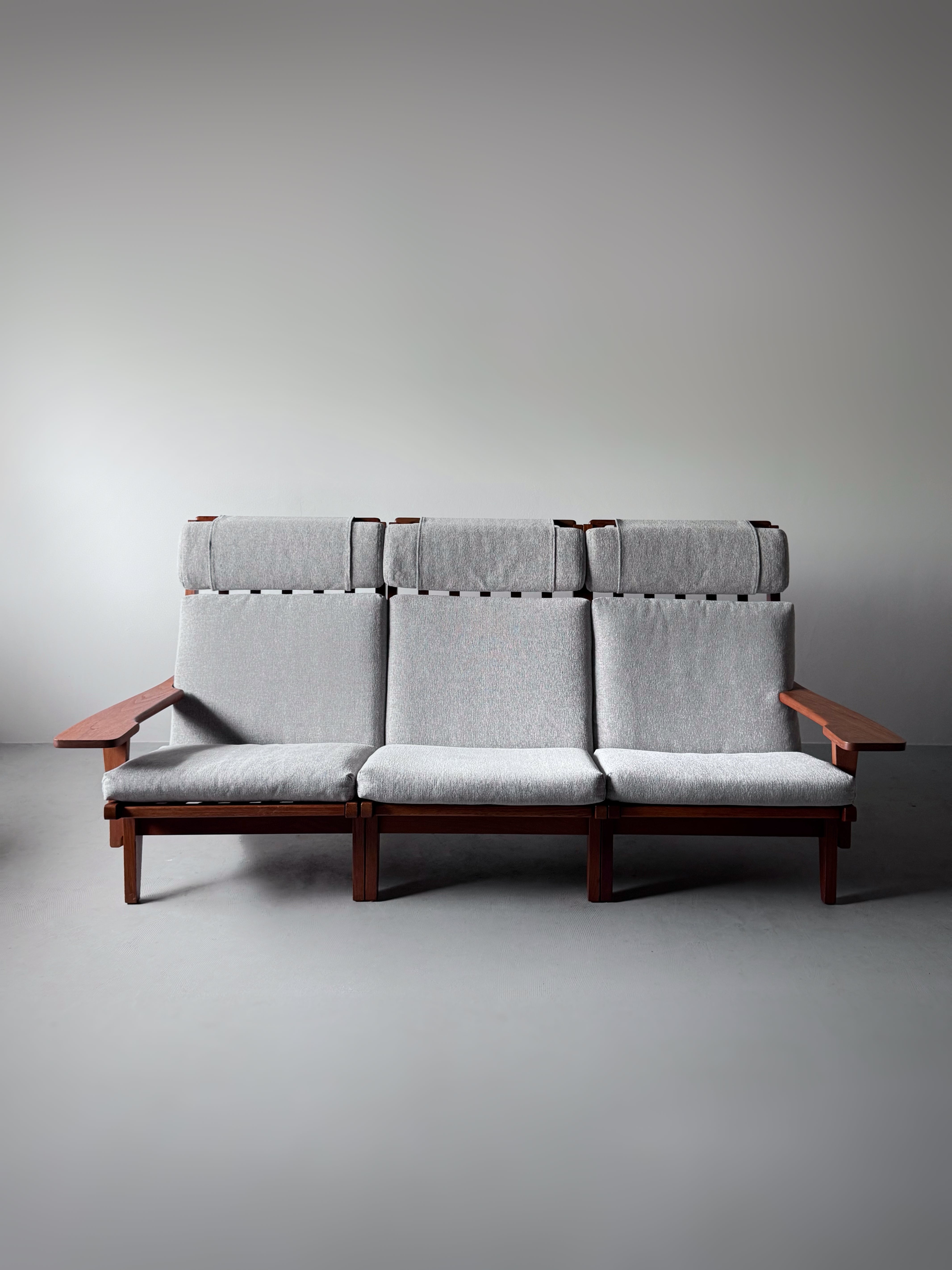 GE-375 3seater byHans J. Wegner