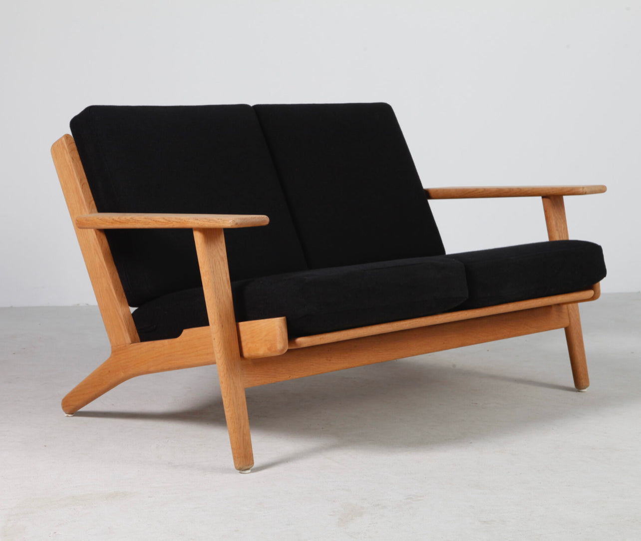 GE290 sofa in oak by Hans J. Wegner