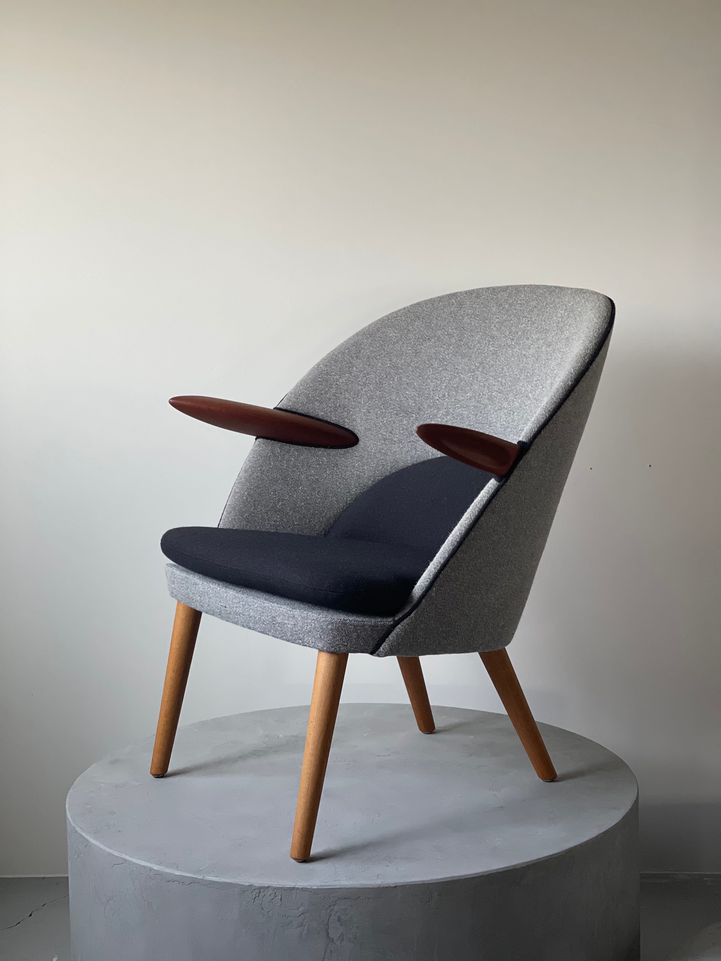 Swedish shell lounge chair