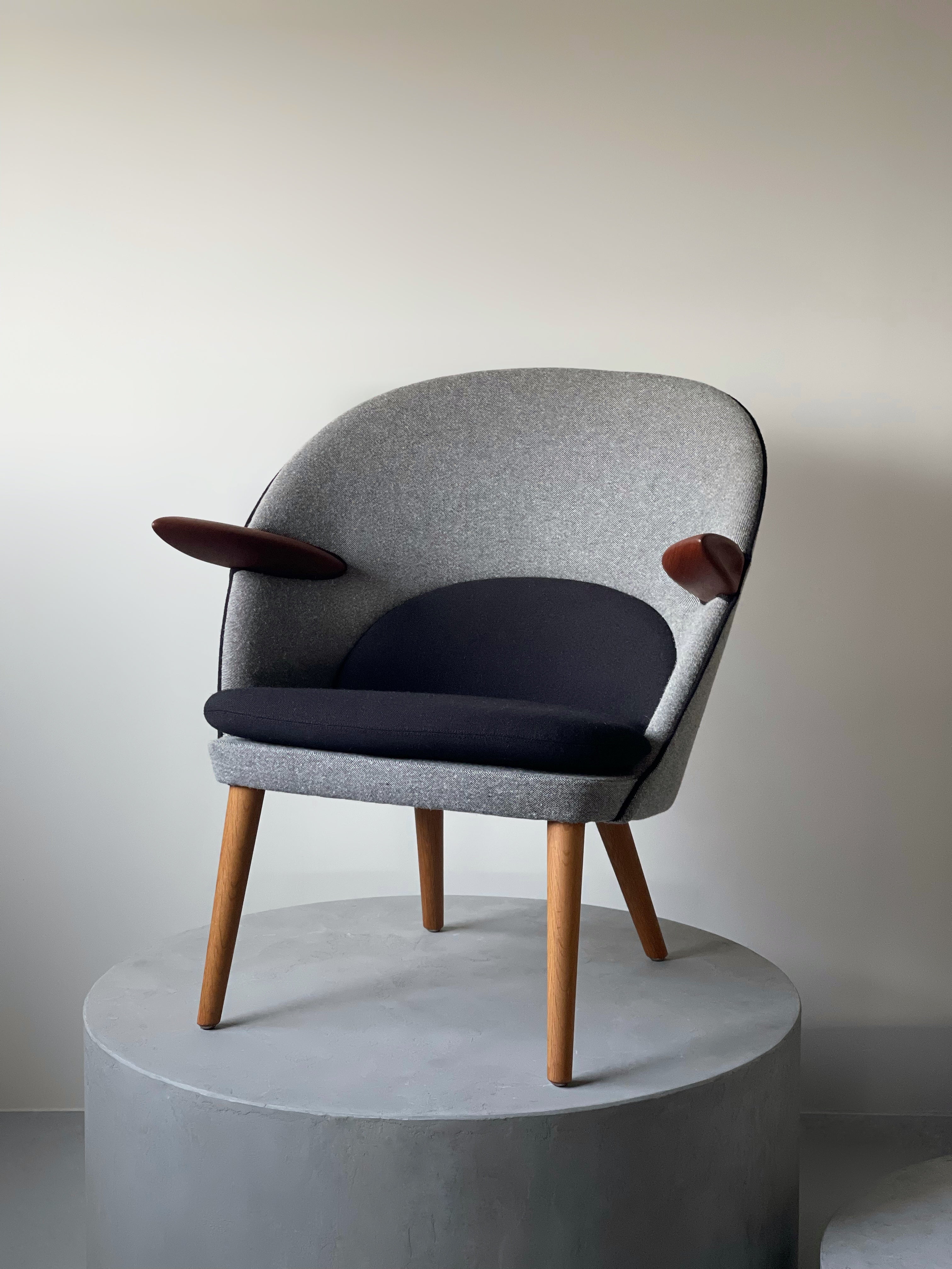 Swedish shell lounge chair