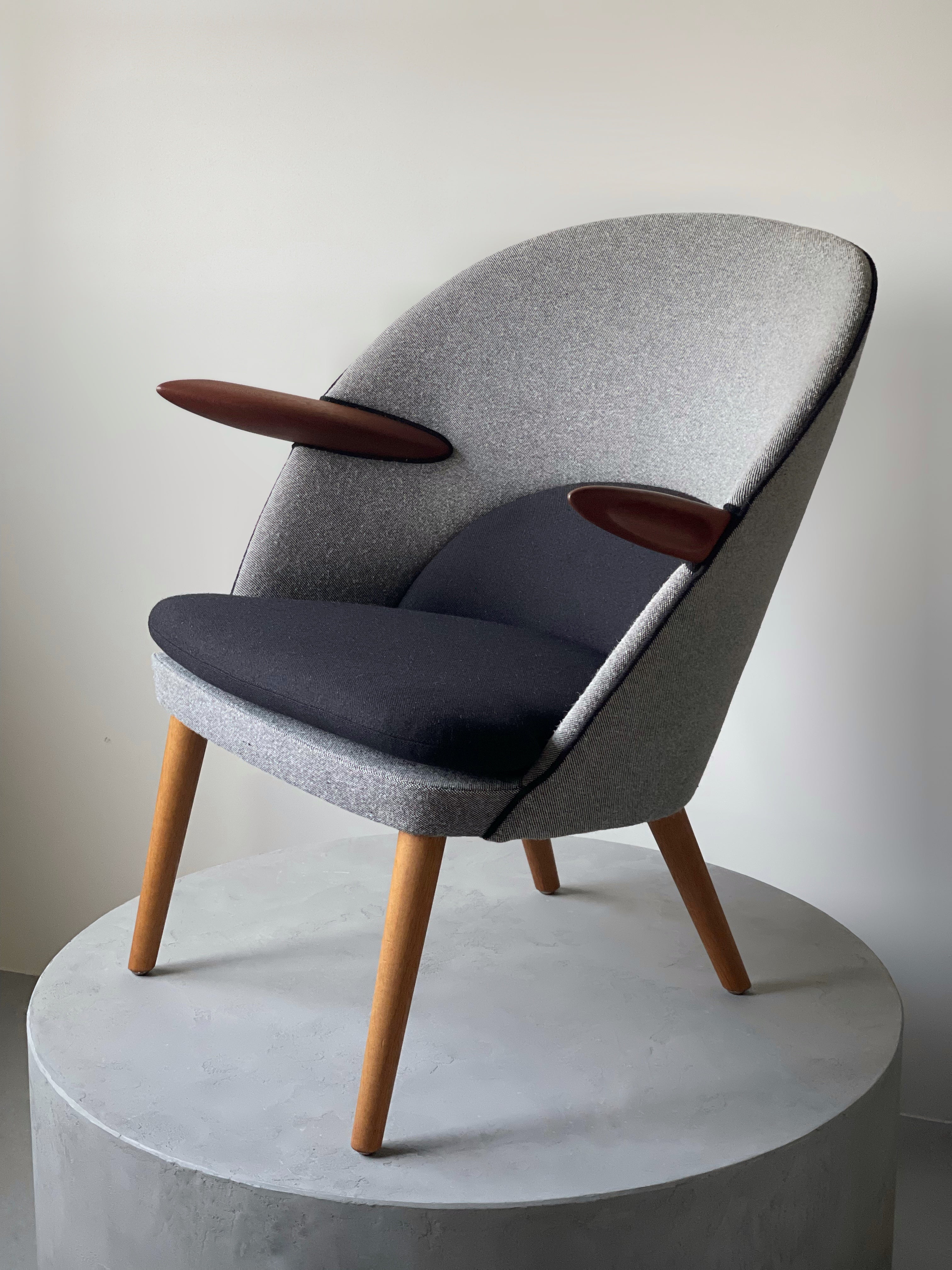 Swedish shell lounge chair