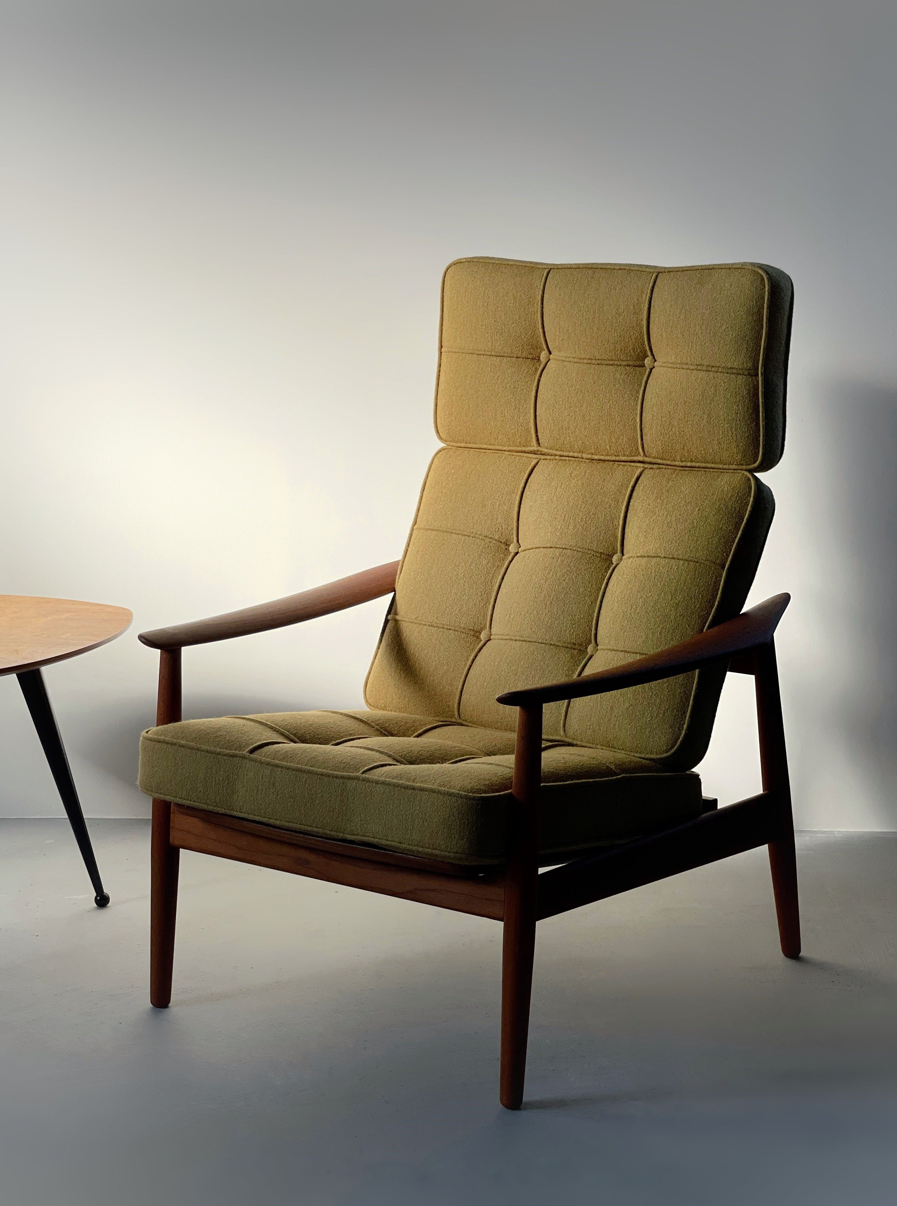 Model FD164 reclining lounge chair by Arne Vodder