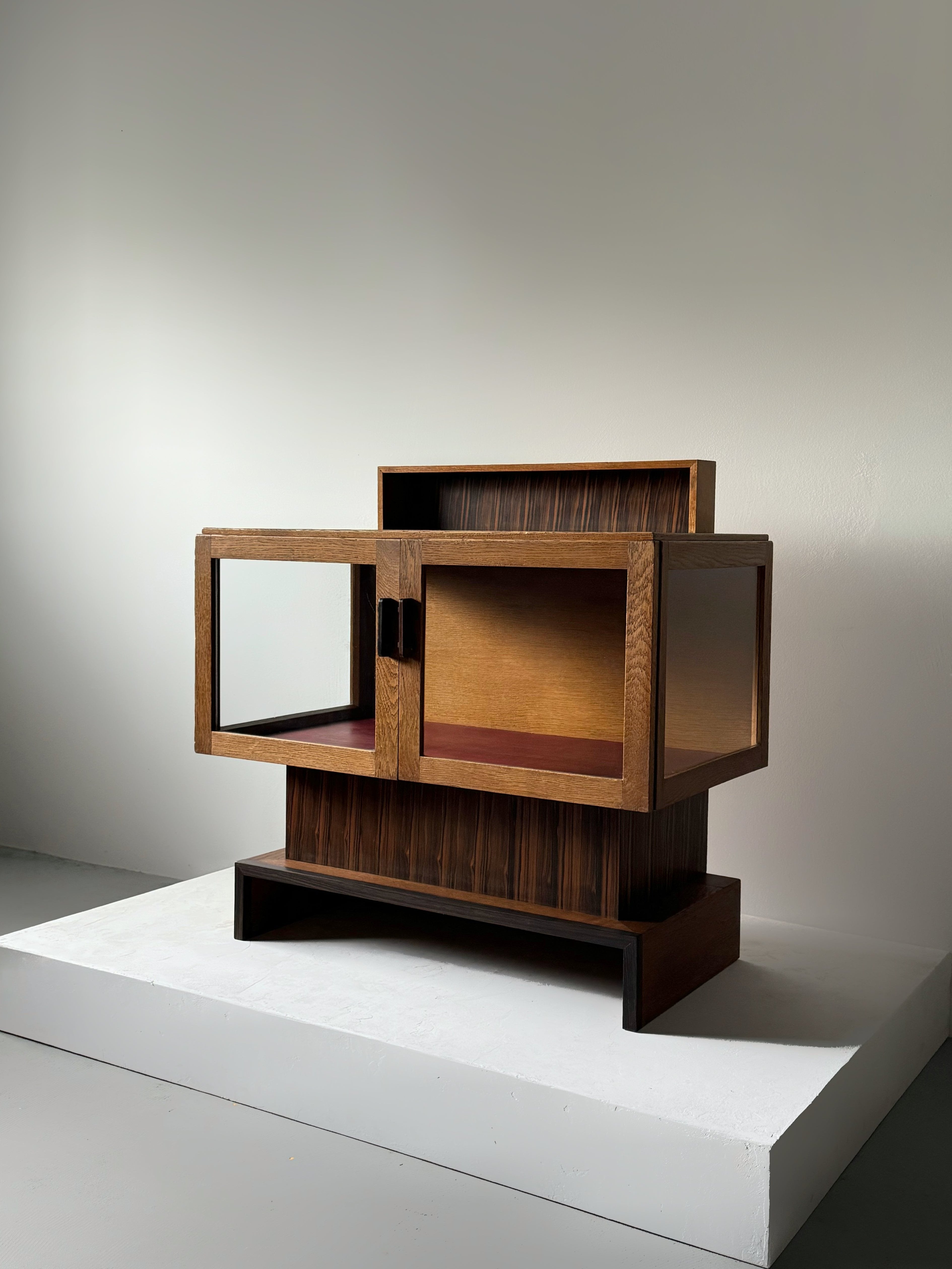 The Hague School / Art Deco Display Cabinet in Oak, The Netherland 1930s