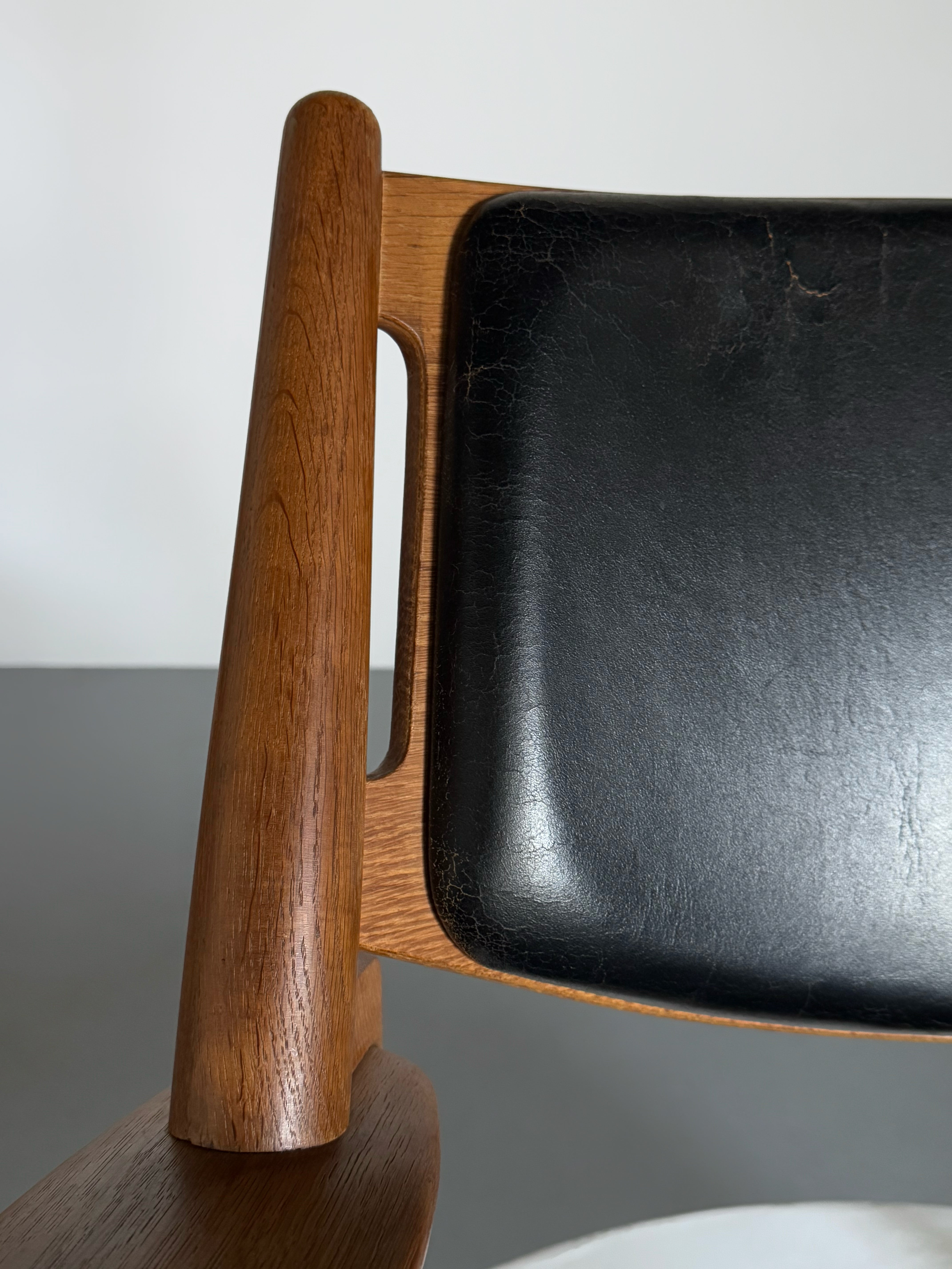 CH28 sawbuck chair by Hans J. Wegner for Carl Hansen & Søn