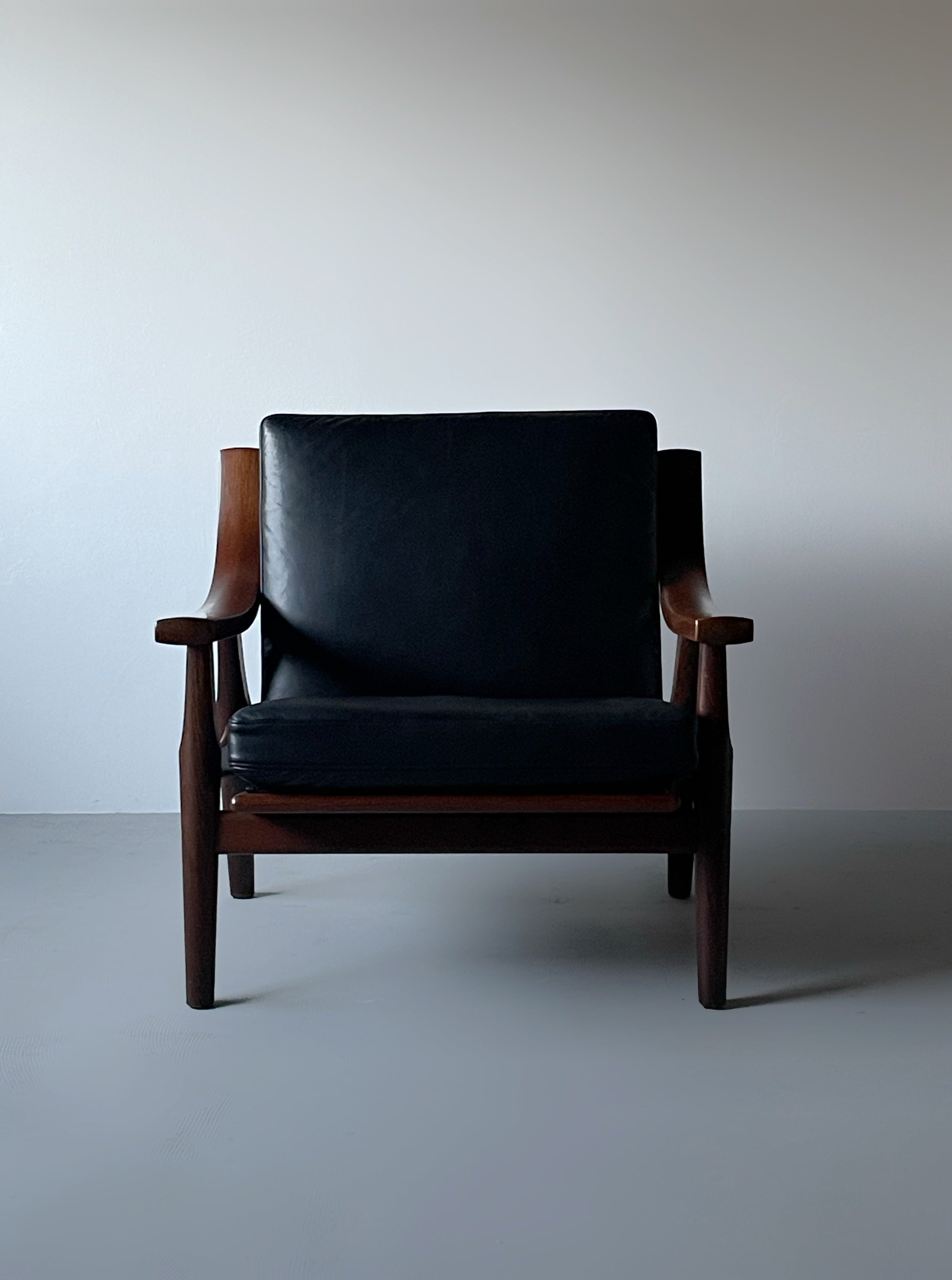 GE530 in dark stained oak by Hans J. Wegner