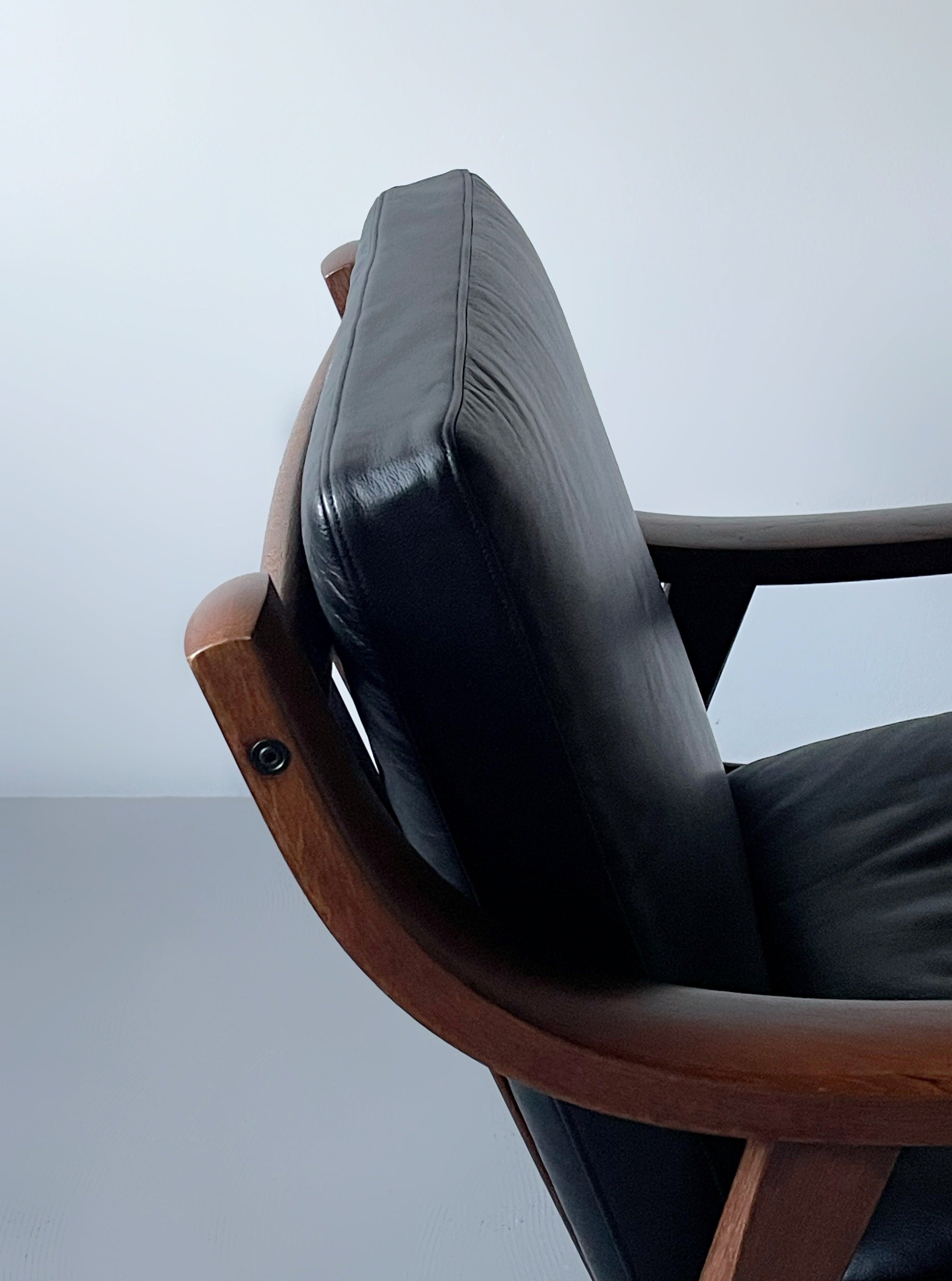 GE530 in dark stained oak by Hans J. Wegner