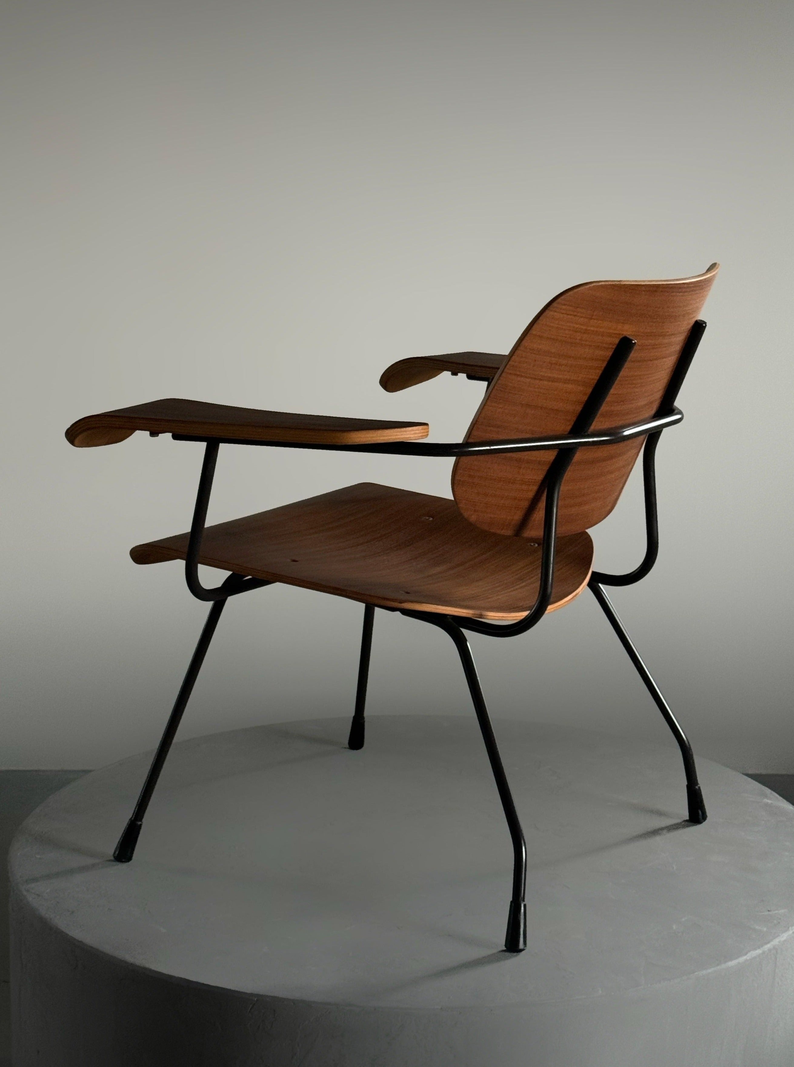 Model 8000 easy chair by Tjerk Reijenga