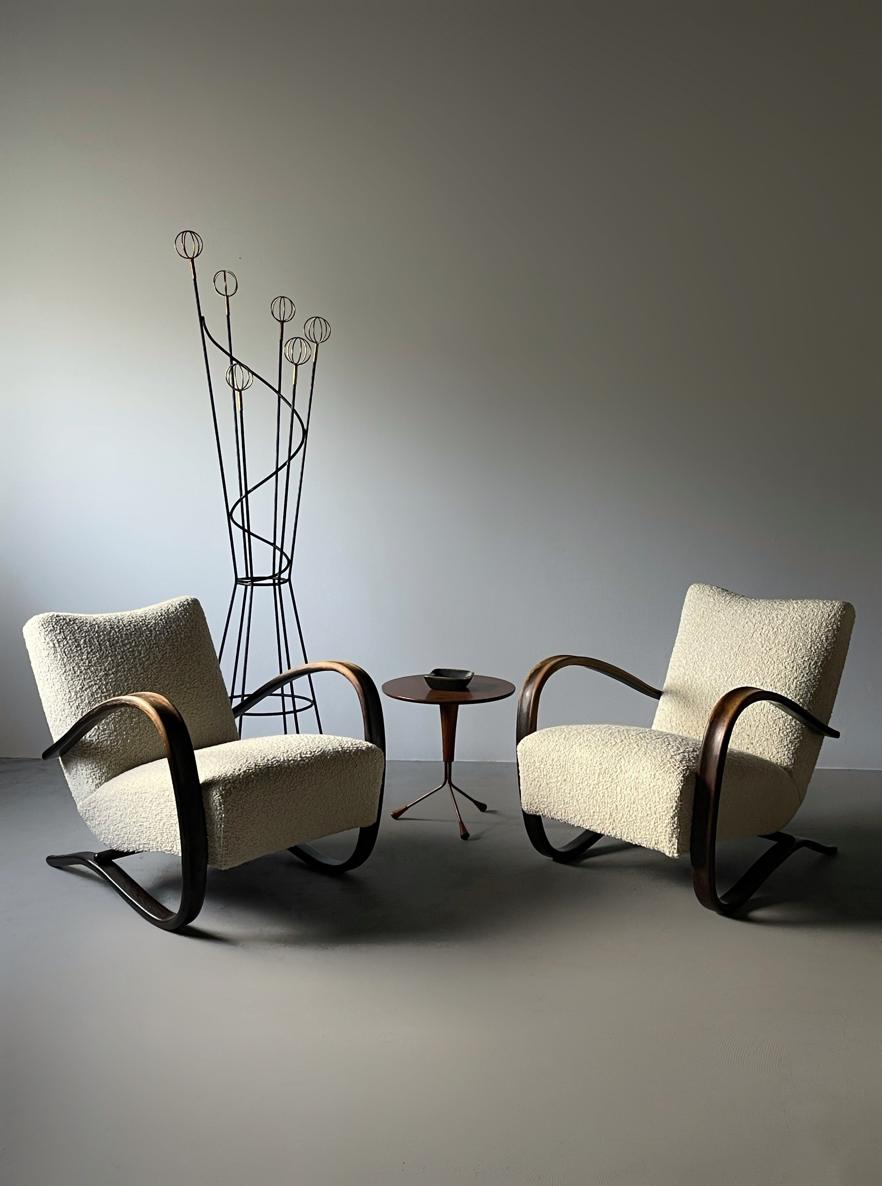 H269 lounge chair by Jindřich Halabala