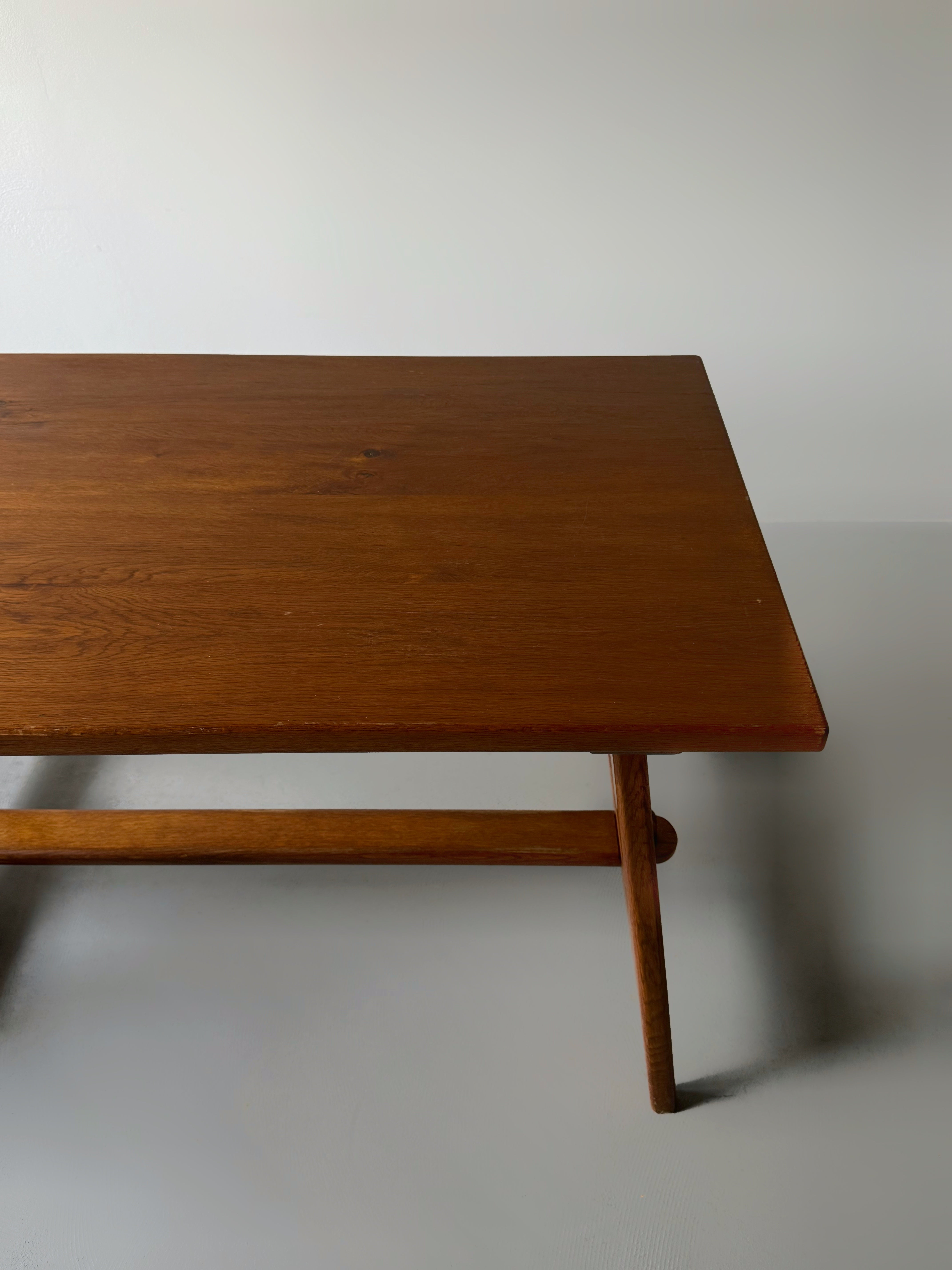 The table/desk is in solid oak, France 1950. traditional hand making.