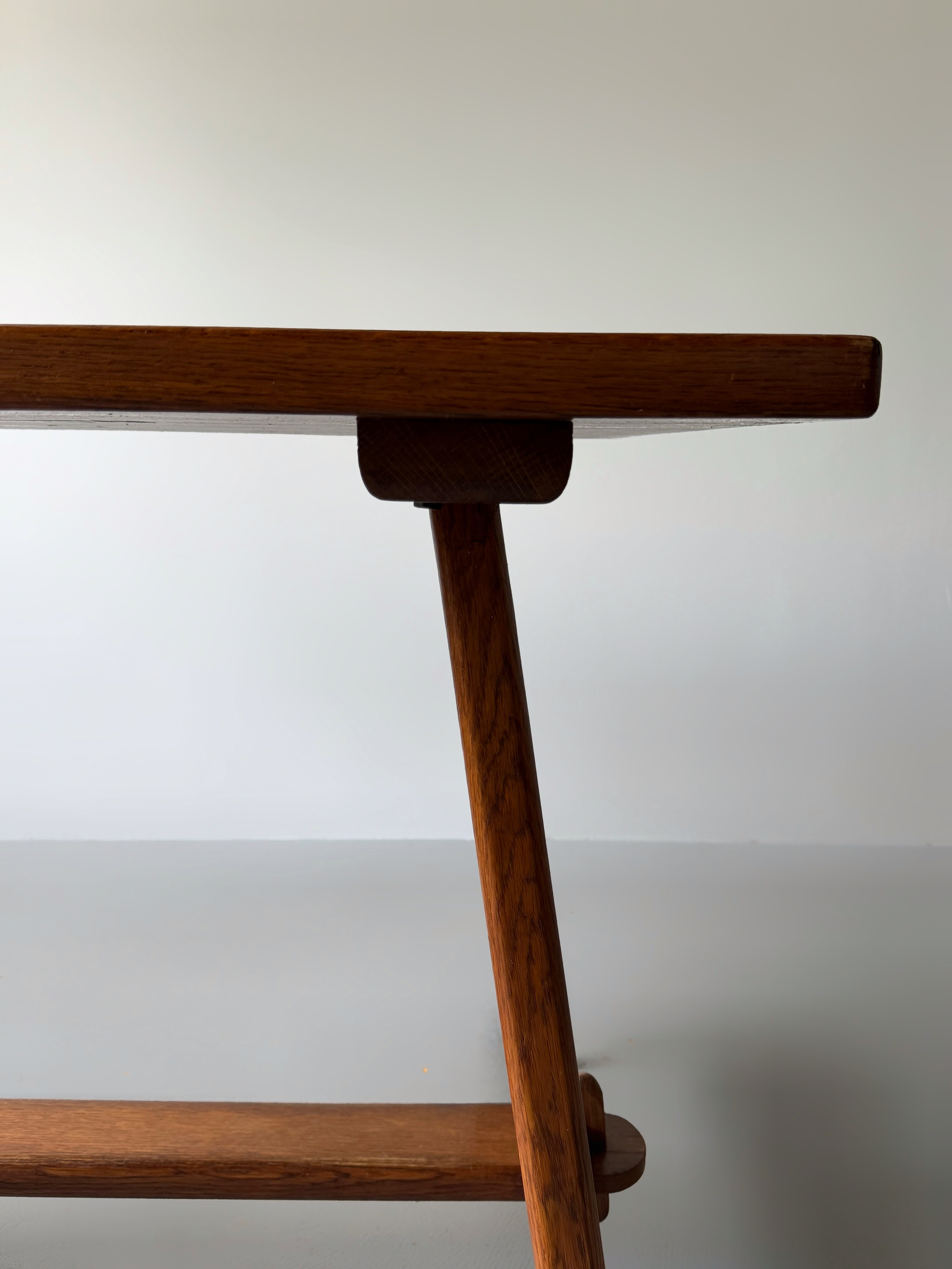 The table/desk is in solid oak, France 1950. traditional hand making.