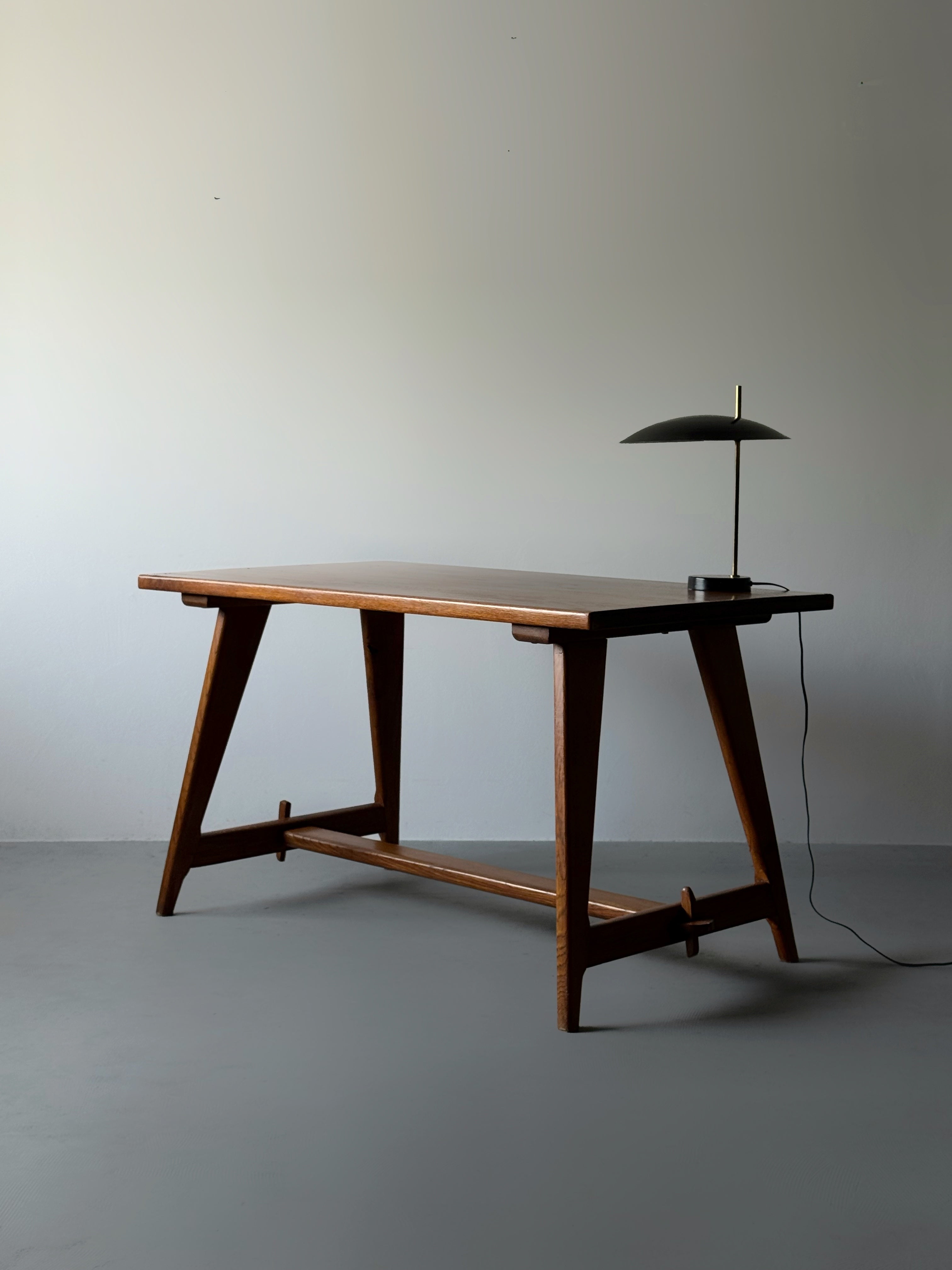 The table/desk is in solid oak, France 1950. traditional hand making.