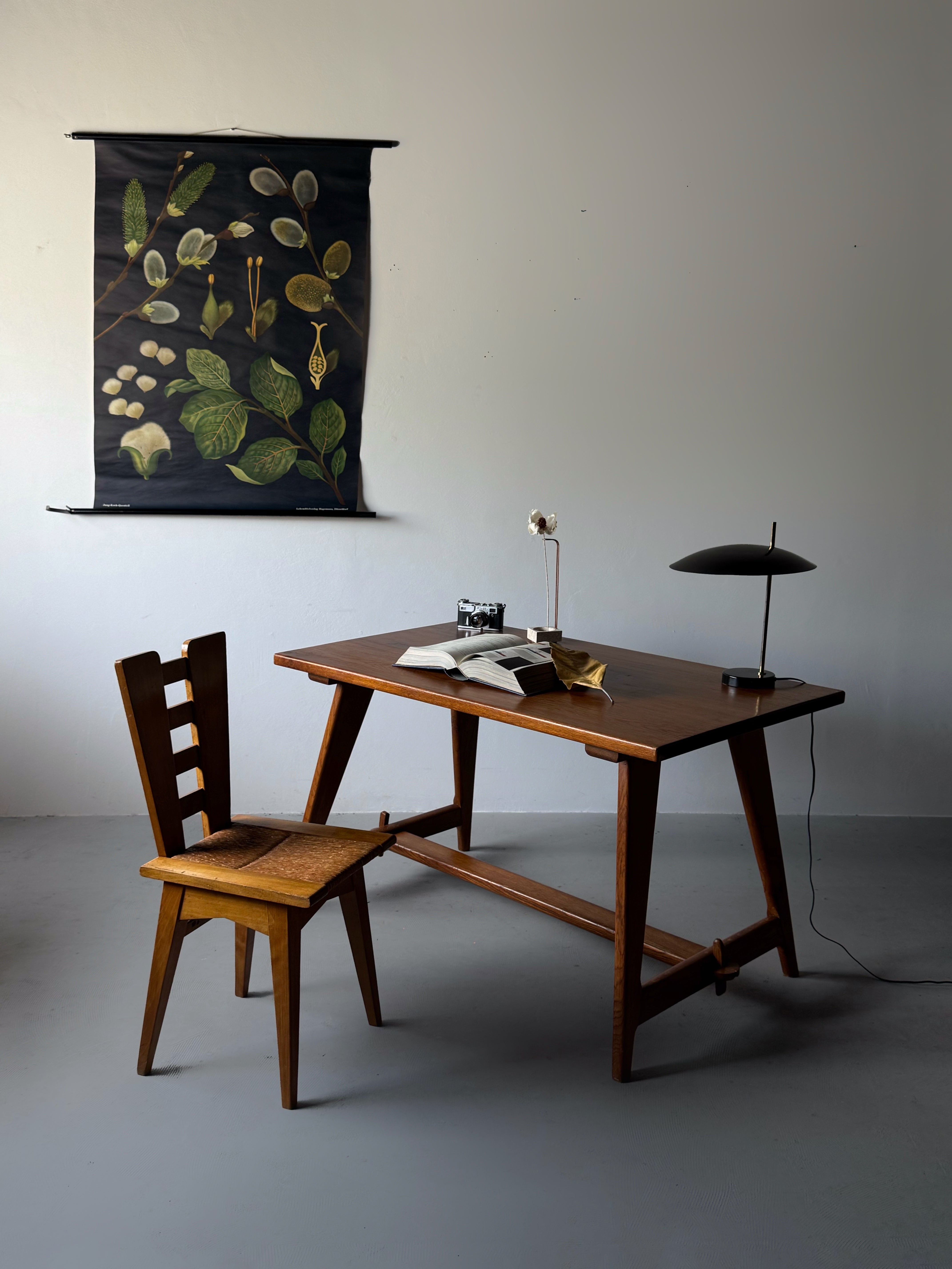 The table/desk is in solid oak, France 1950. traditional hand making.