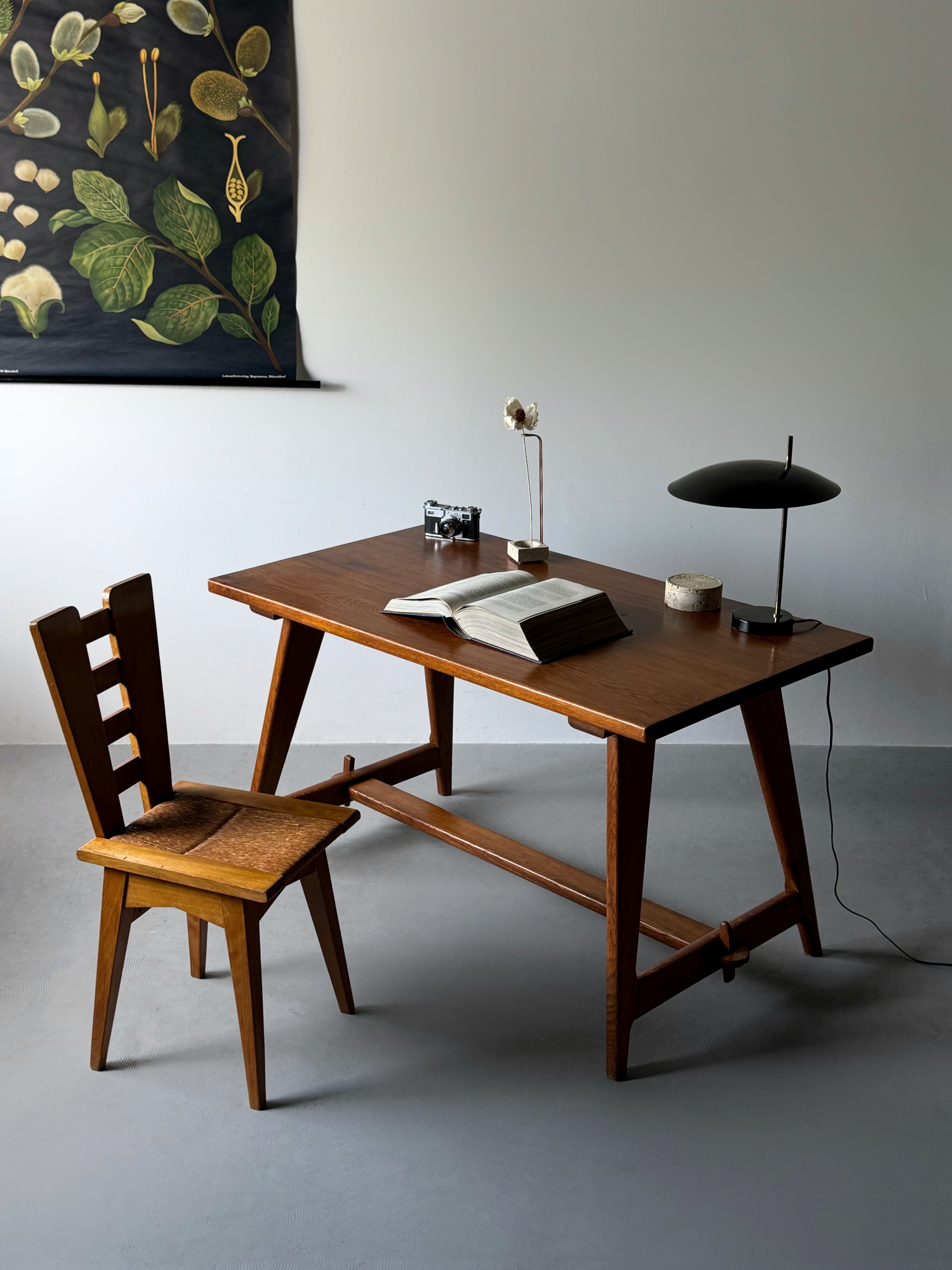 The table/desk is in solid oak, France 1950. traditional hand making.