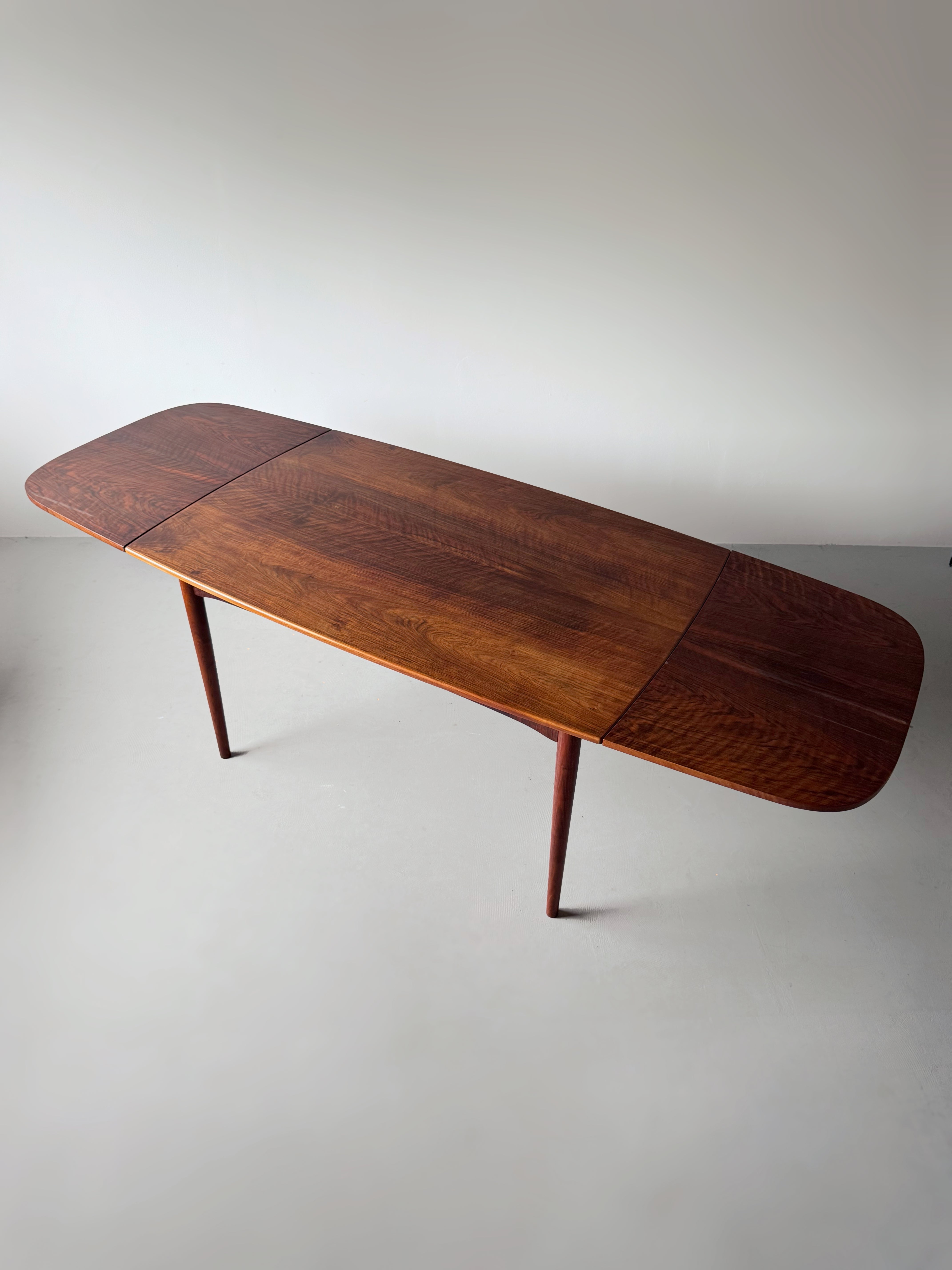 Dining table in Walnut with 2 leaves