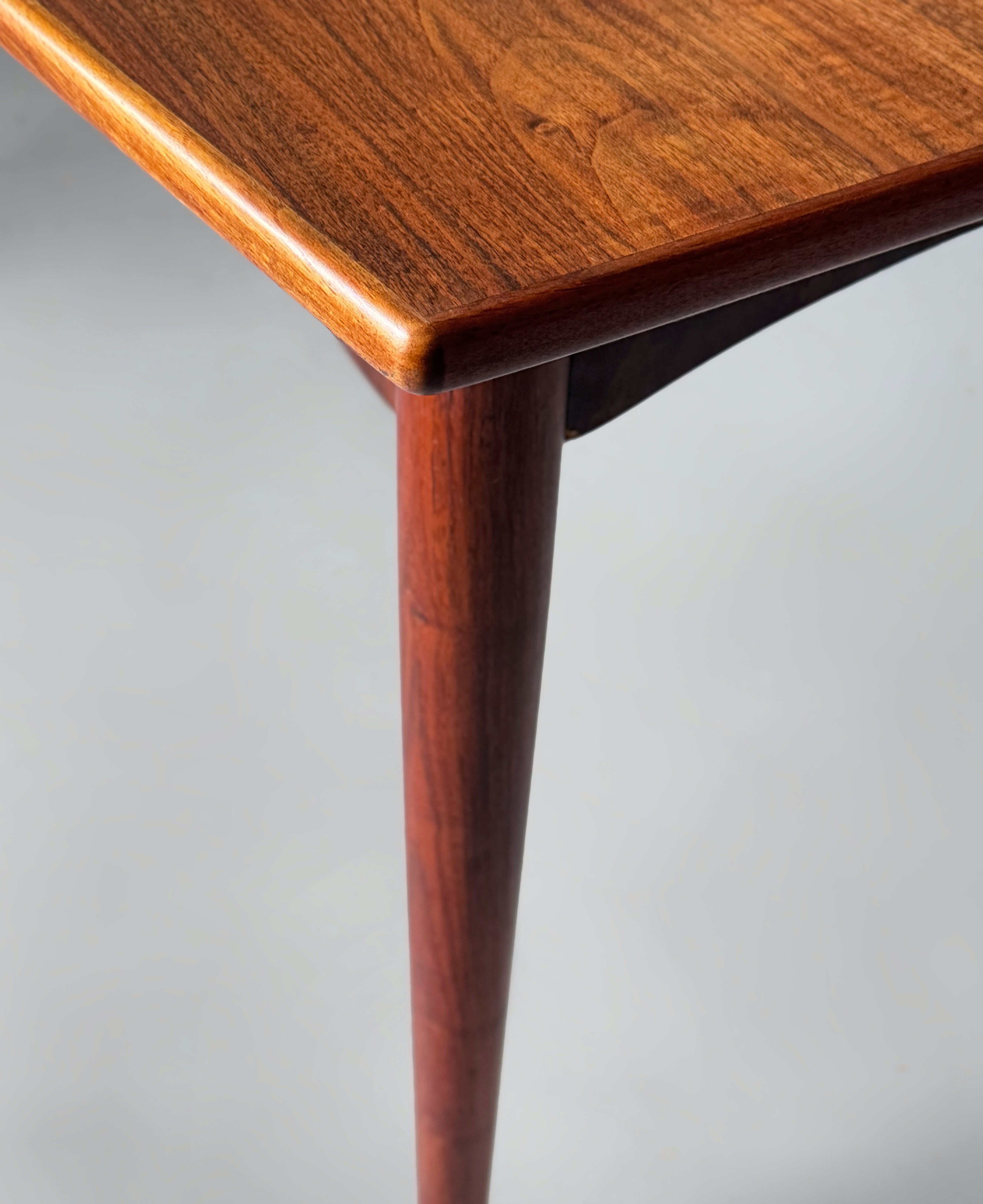 Dining table in Walnut with 2 leaves