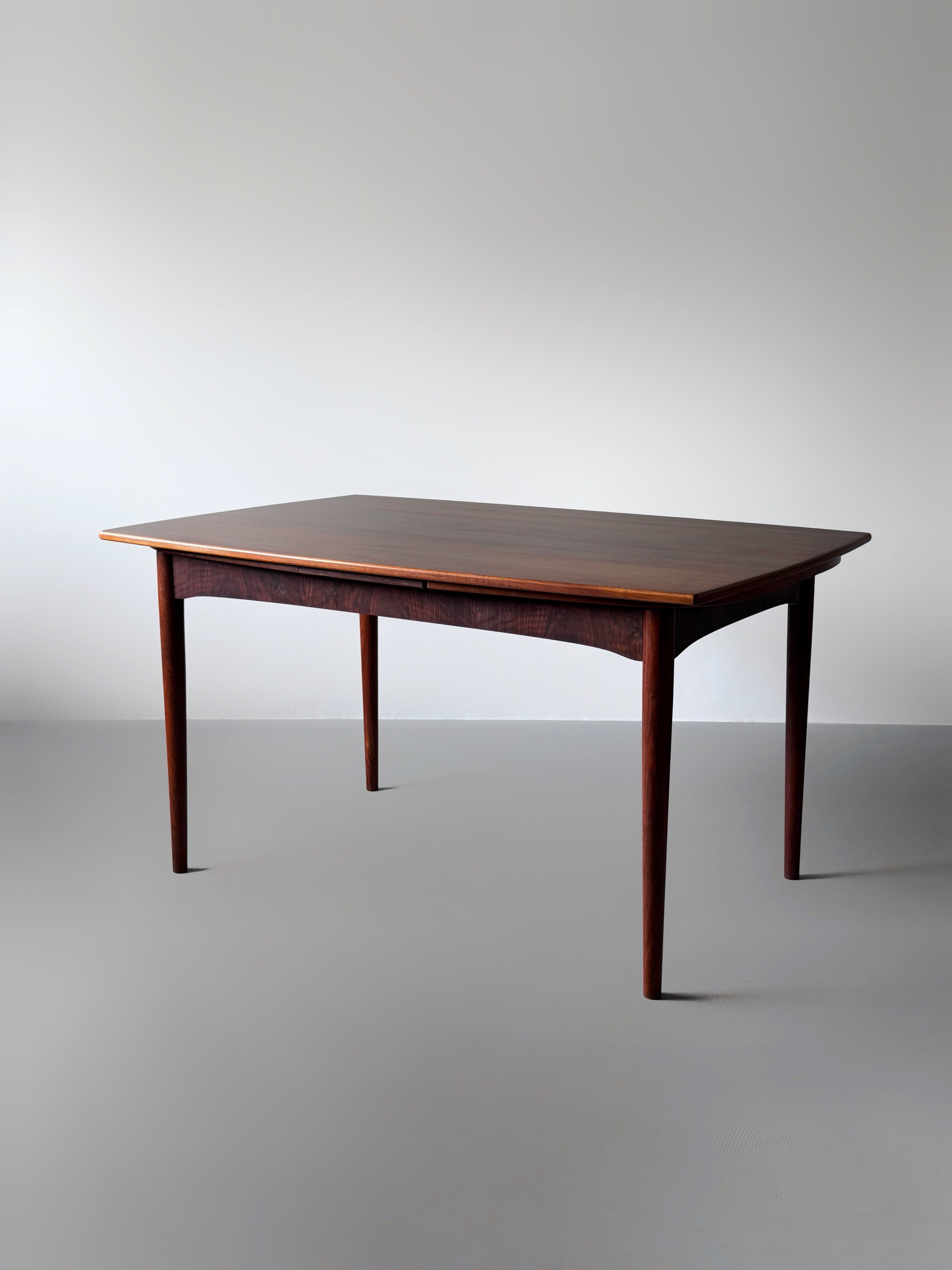 Dining table in Walnut with 2 leaves