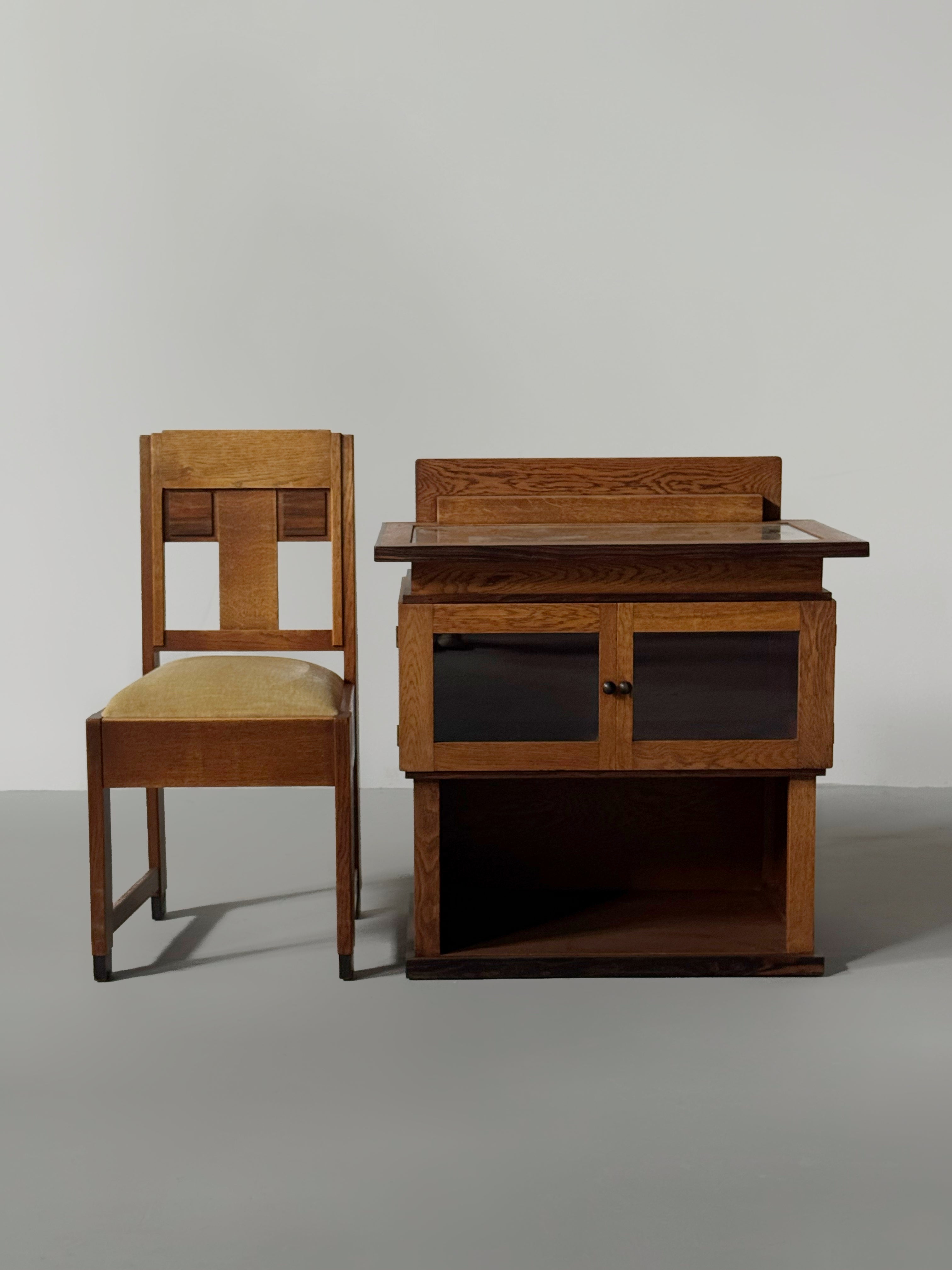 The Hague School / Art Deco Display Cabinet in Oak, The Netherland 1930s